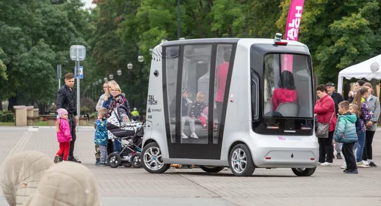 TalTech tutvustab Kohtla-Järve kesklinnas Virula väljakul kaugjuhitavat mikrobussi.