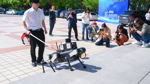 Hiinlased võtsid robotkoerad vaegnägijaile abiks