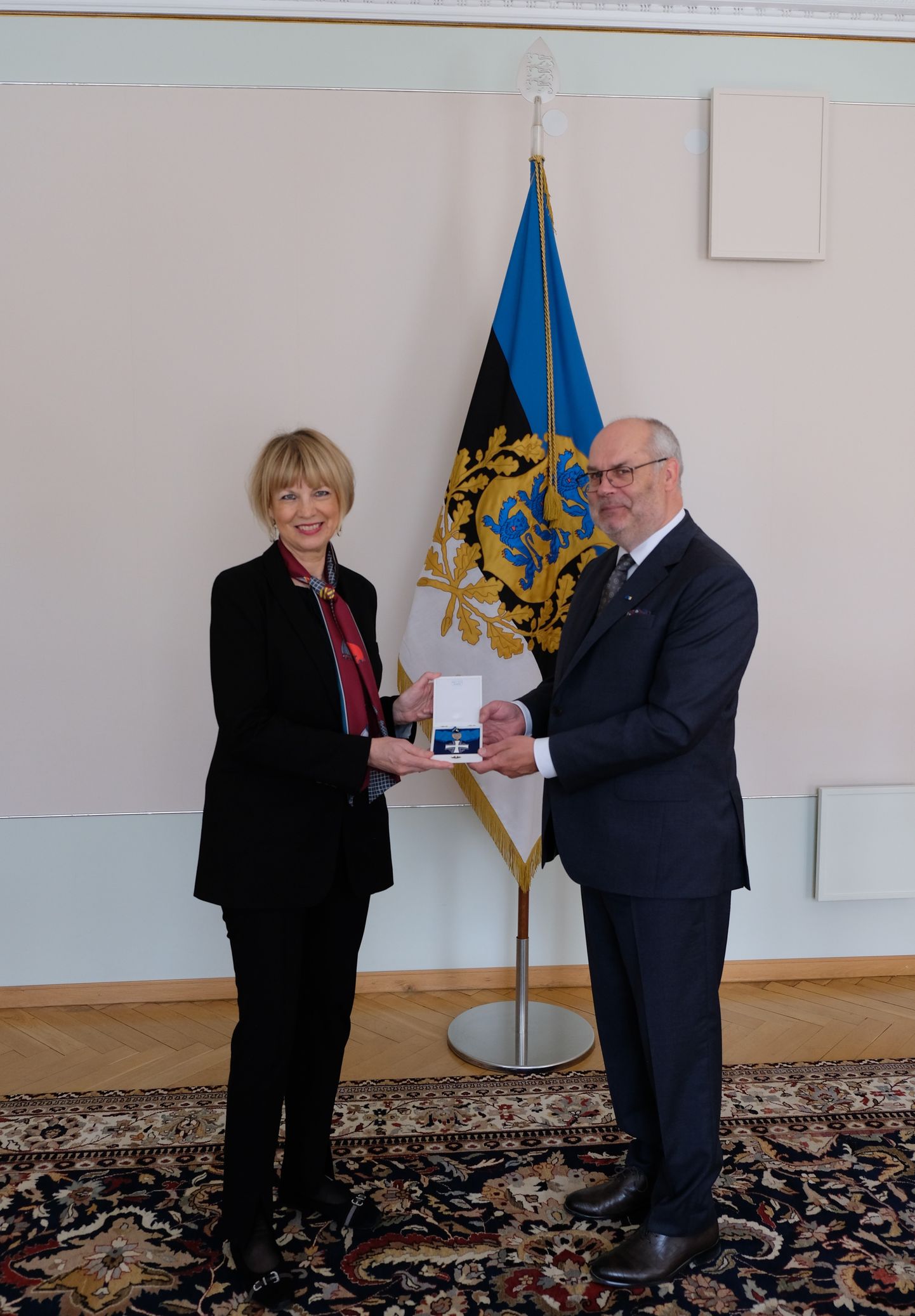 Президент Карис вручил награду высокому должностному лицу Германии Хельге Марии Шмид.