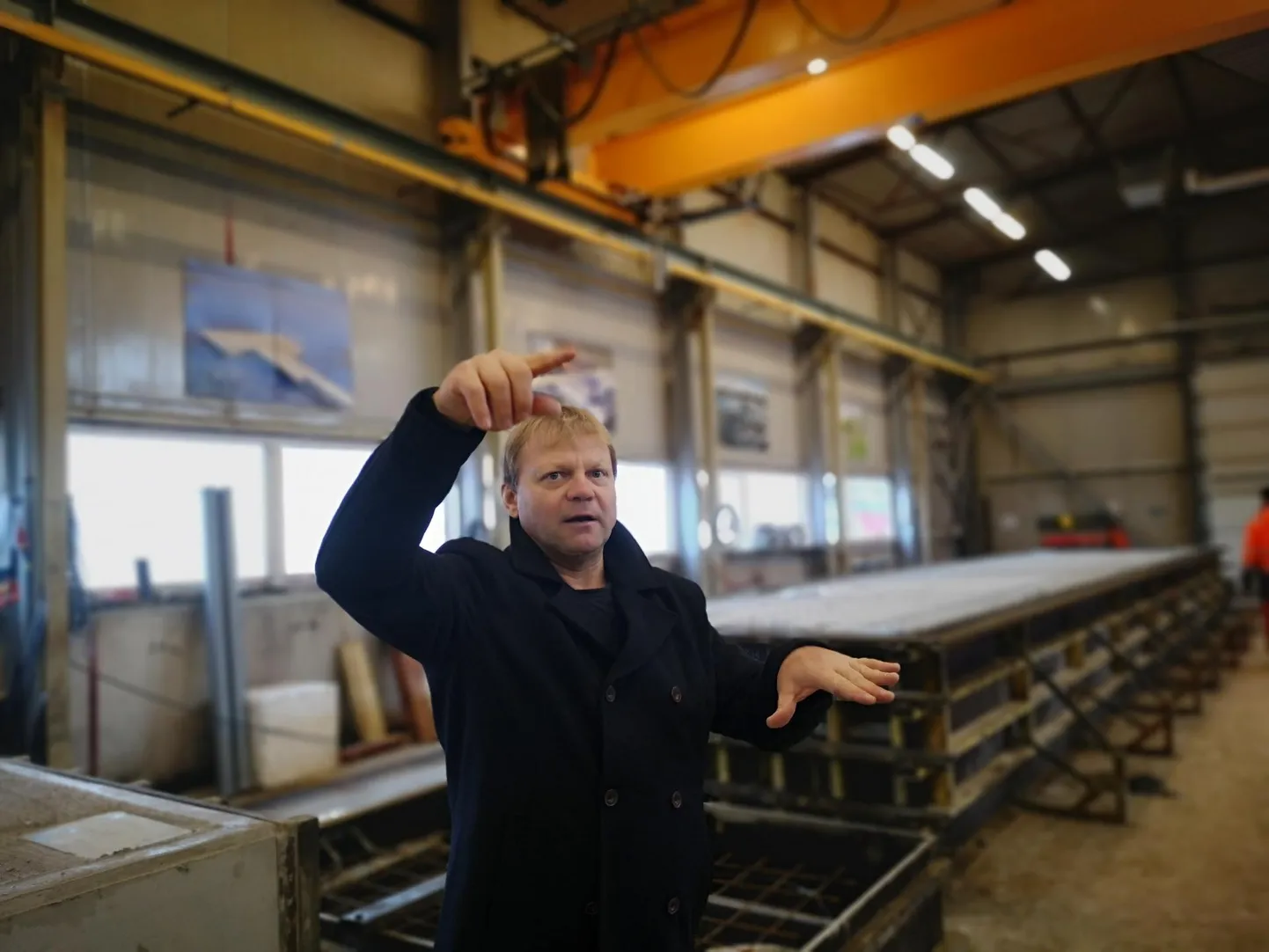 Top Marine’i tegevjuht Andry Prodel tutvustab tehases betoonist monoliitkai valamise tehnoloogiat. Ettevõtte käive on tänavu 3,5 miljonit eurot.