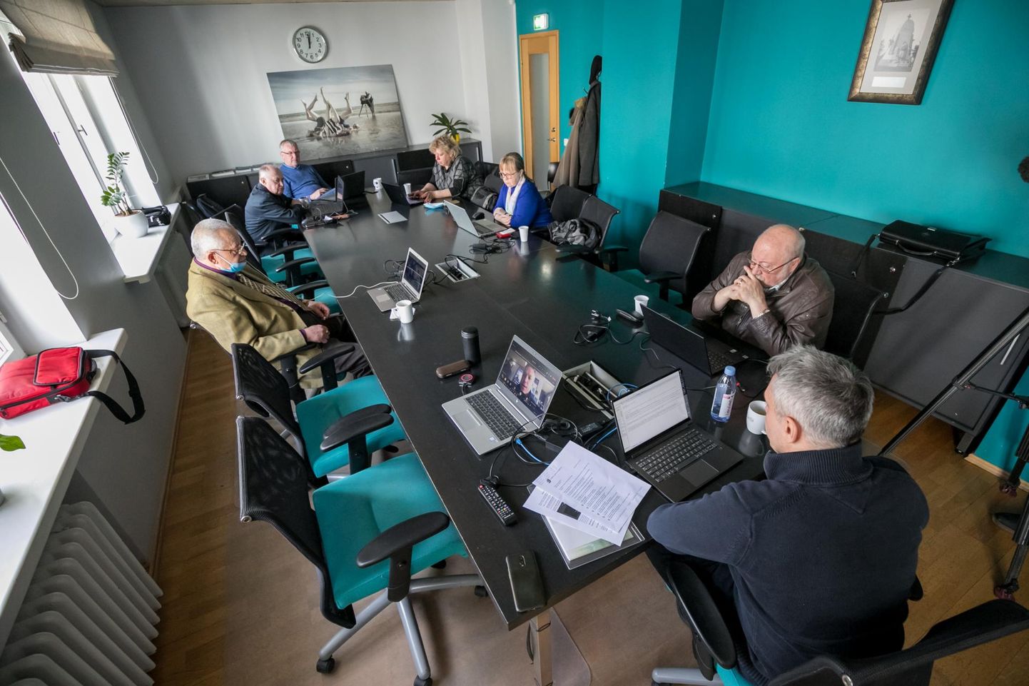 Pärnu linnavolikogu istung linnavalitsuse hoones toimus möödunud nädalal selliselt, et fraktsioonide kaupa koguneti eri ruumidesse. Pildil keskerakondlased. 