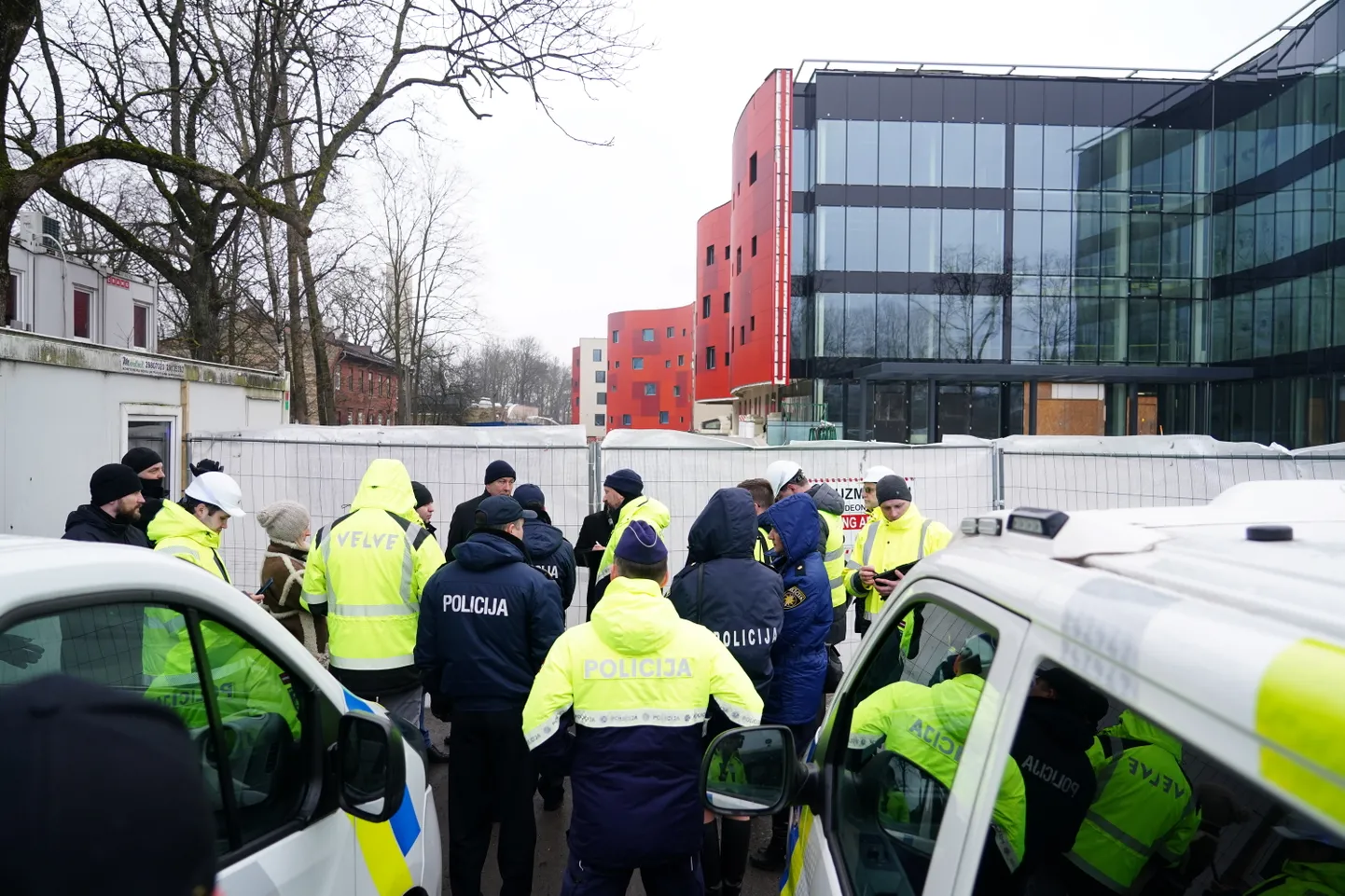 Pie Paula Stradiņa klīniskā universitātes slimnīcas (PSKUS) notiek nepabeigtā jaunā A2 korpusa pārņemšanas darbi, sakarā ar to, ka starp būvkompāniju "Velve" un PSKUS tika lauzts būvniecības līgums.