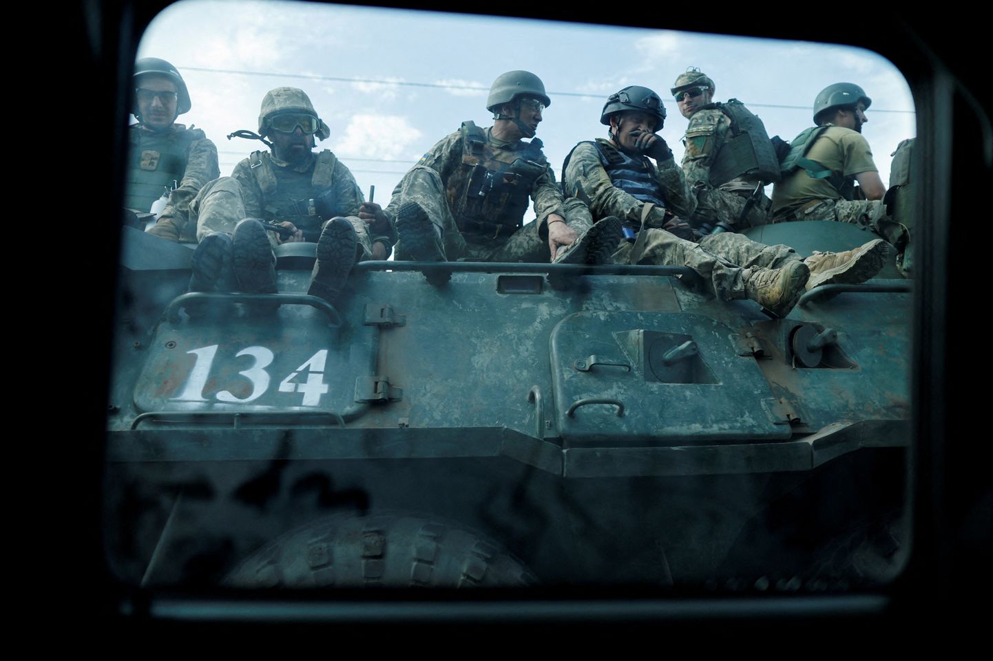 Ukraina sõdurid soomuki peal Kramatorski kandis 22. augustil.