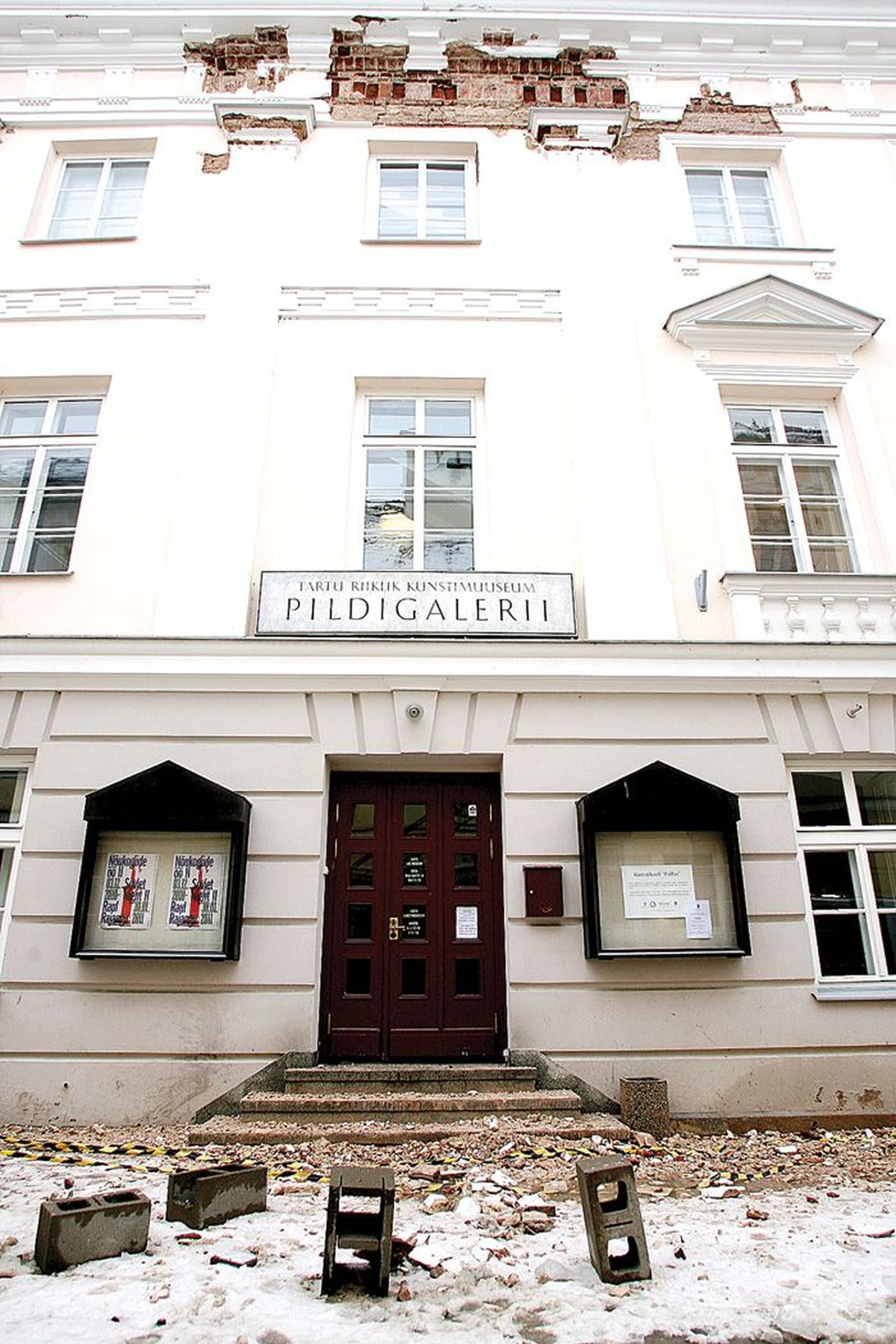 Tartu kunstimuuseumi viltuse näitustemaja Kompanii tänava poolse küljeukse kohalt fassaadilt kukutab jäine sulavesi tükke.
