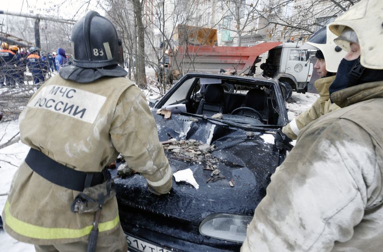 Päästjad gaasiplahvatuses kannatada saanud kortermaja juures Rostovi oblastis Šahtõs.