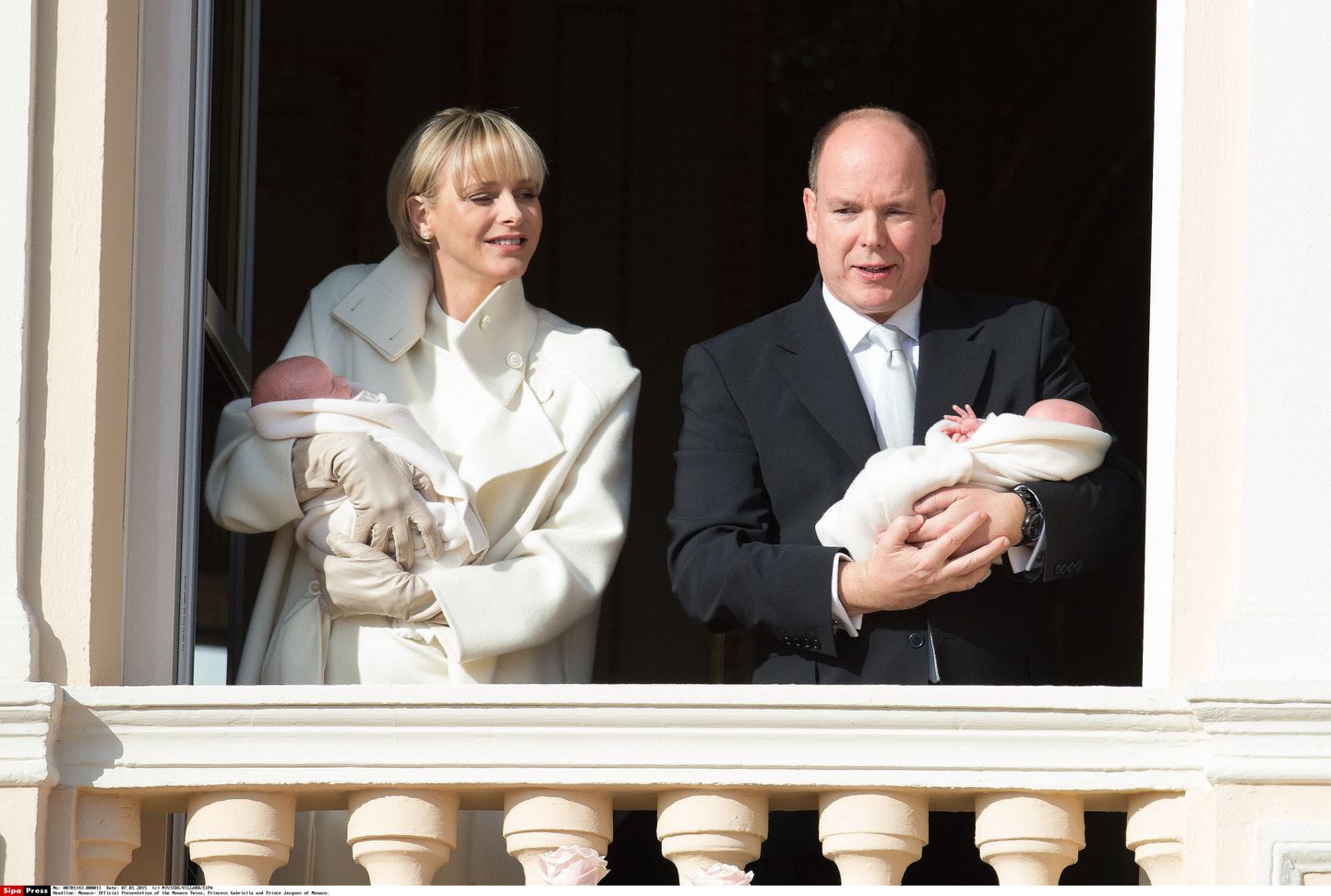Княгиня Монако Шарлен и князь Альбер II впервые показали близнецов.