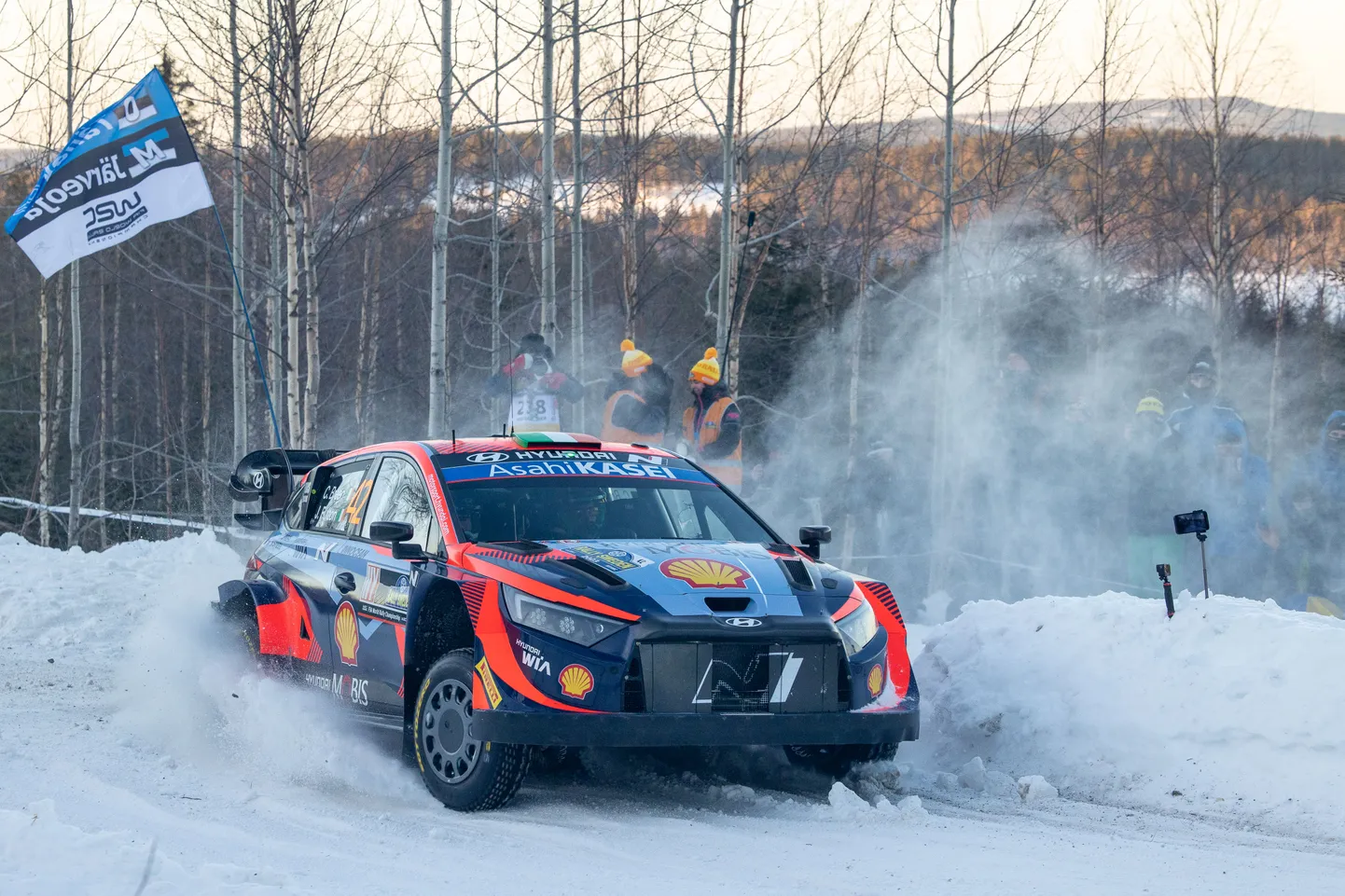 Craig Breen ei saanud Rootsis laupäeval mitmel katsel kasutada hübriidsüsteemi. Lisajõu puudumine võis oma rolli mängida ka võitluses Ott Tänakuga, kes asus rallit laupäeva pärastlõunal juhtima.