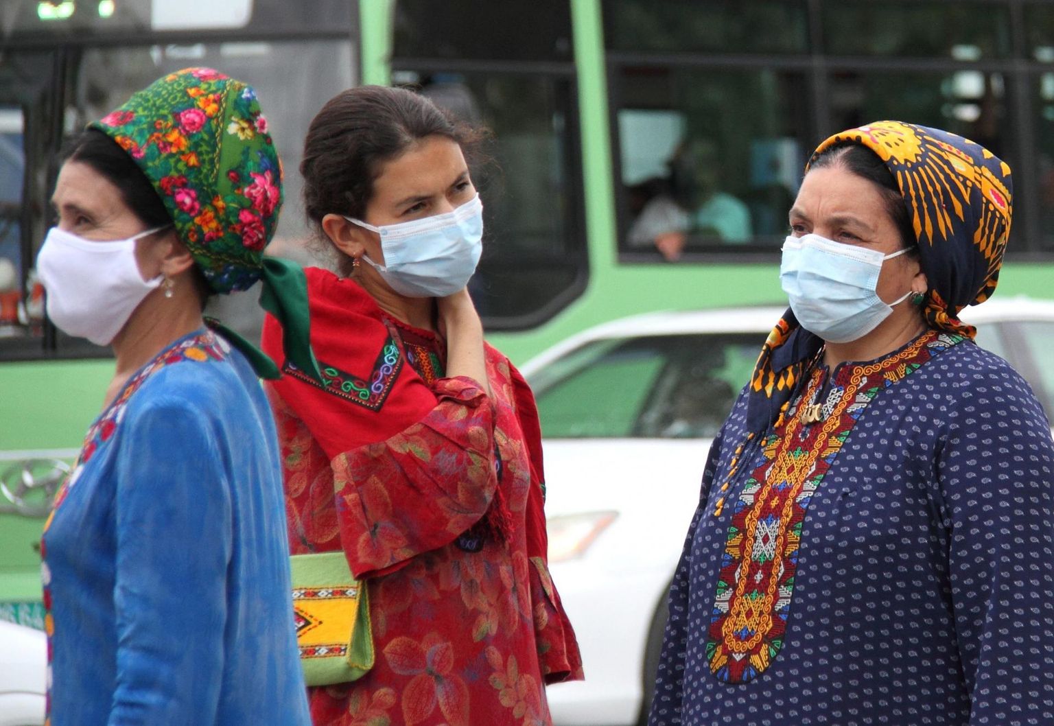 Näomaskides naised Türkmenistani pealinnas Aşgabatis bussi ootamas. Kui kevadel sai maski tänaval kandmise eest trahvi, siis WHO külaskäigu ajal juuli keskel muutusid äkki maskid tavaliseks. 
