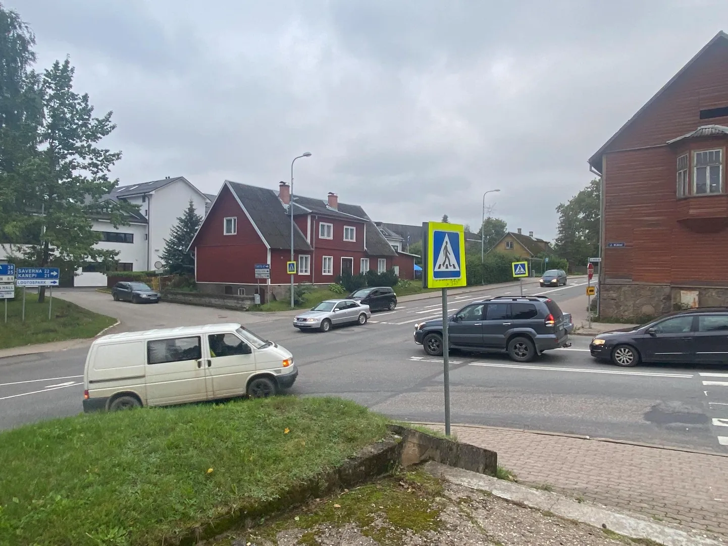 Kesk ja Võru tänava ning Kesk ja Käisi tänavate ristmikel alustavad tööd liiklusreguleerijad.