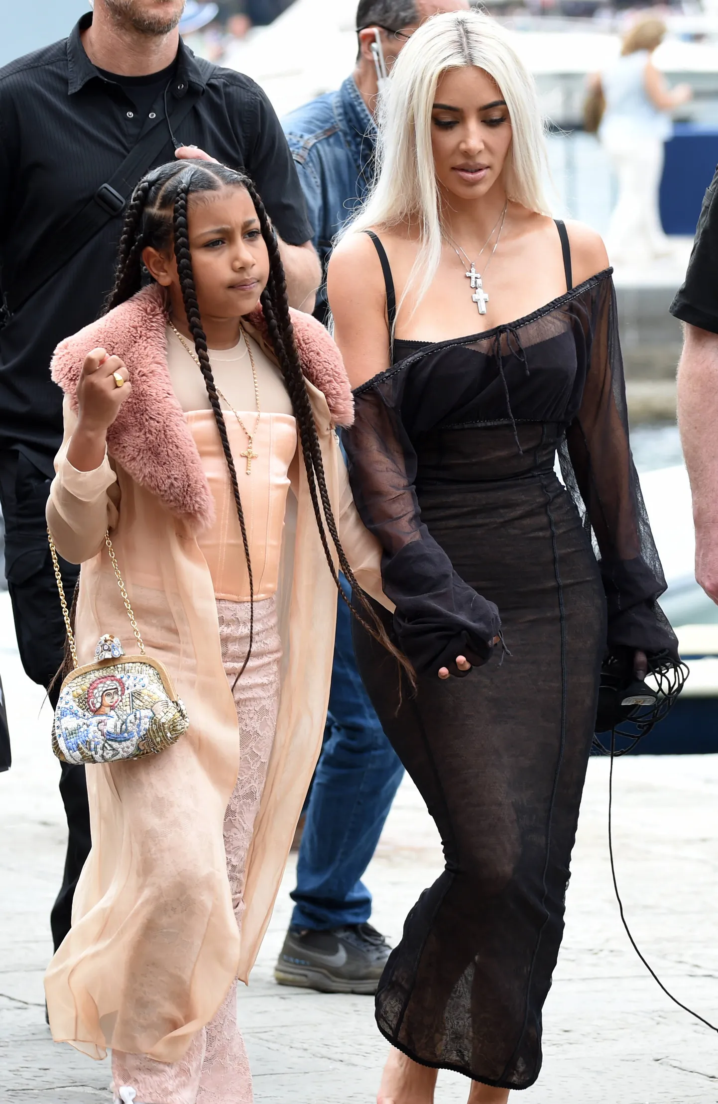 Paparatso tehtud pilt Kim ja North Kardashianist. Kas Instagrami pilt on sinu meelest töödeldud? Vaata allapoole ja võrdle!
