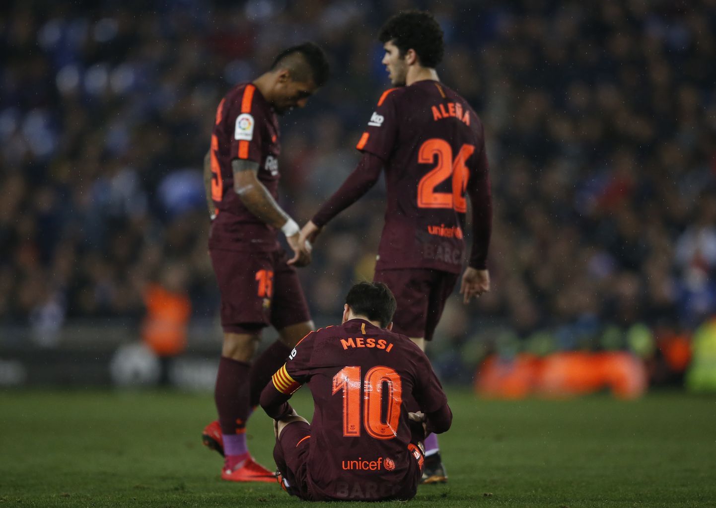 Õnnetu Lionel Messi istub murul