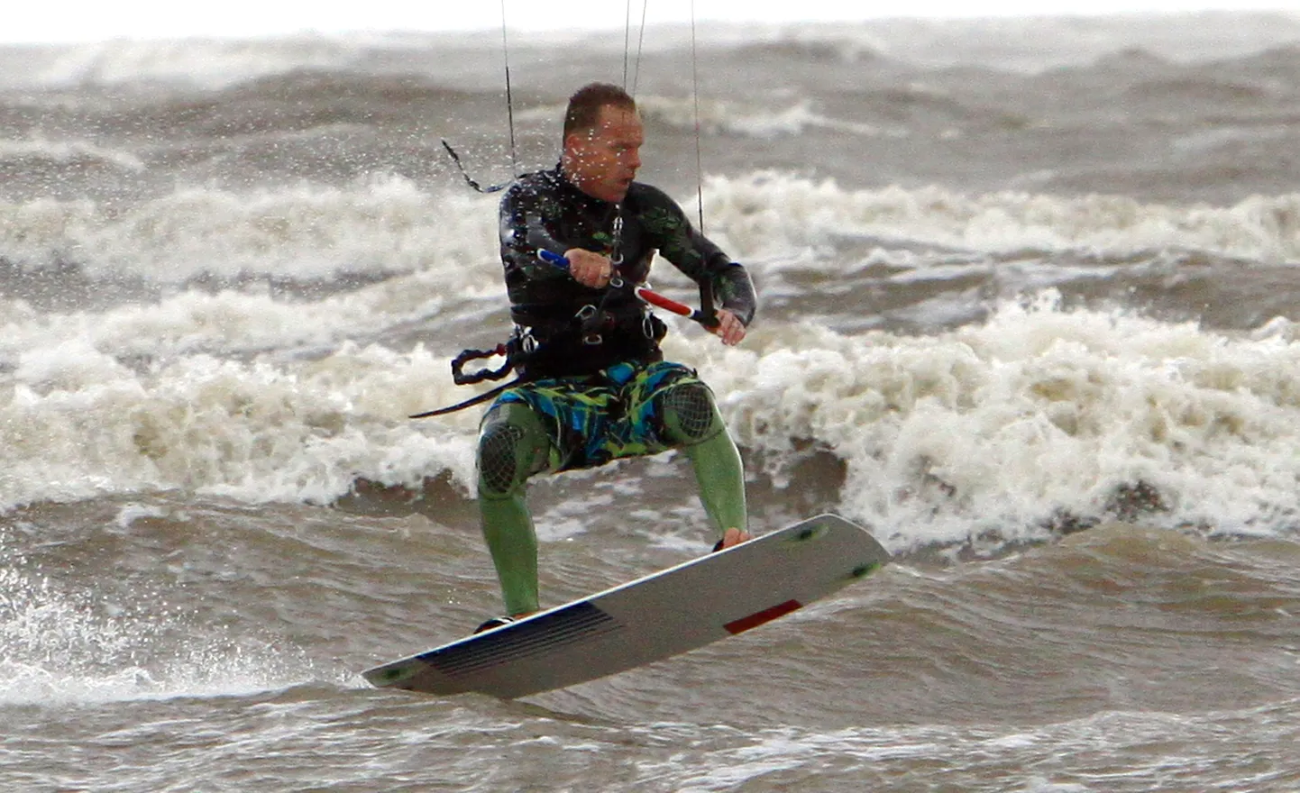 Surfarid võtsid Pärnu rannas mõõtu hüppevõistlustel.