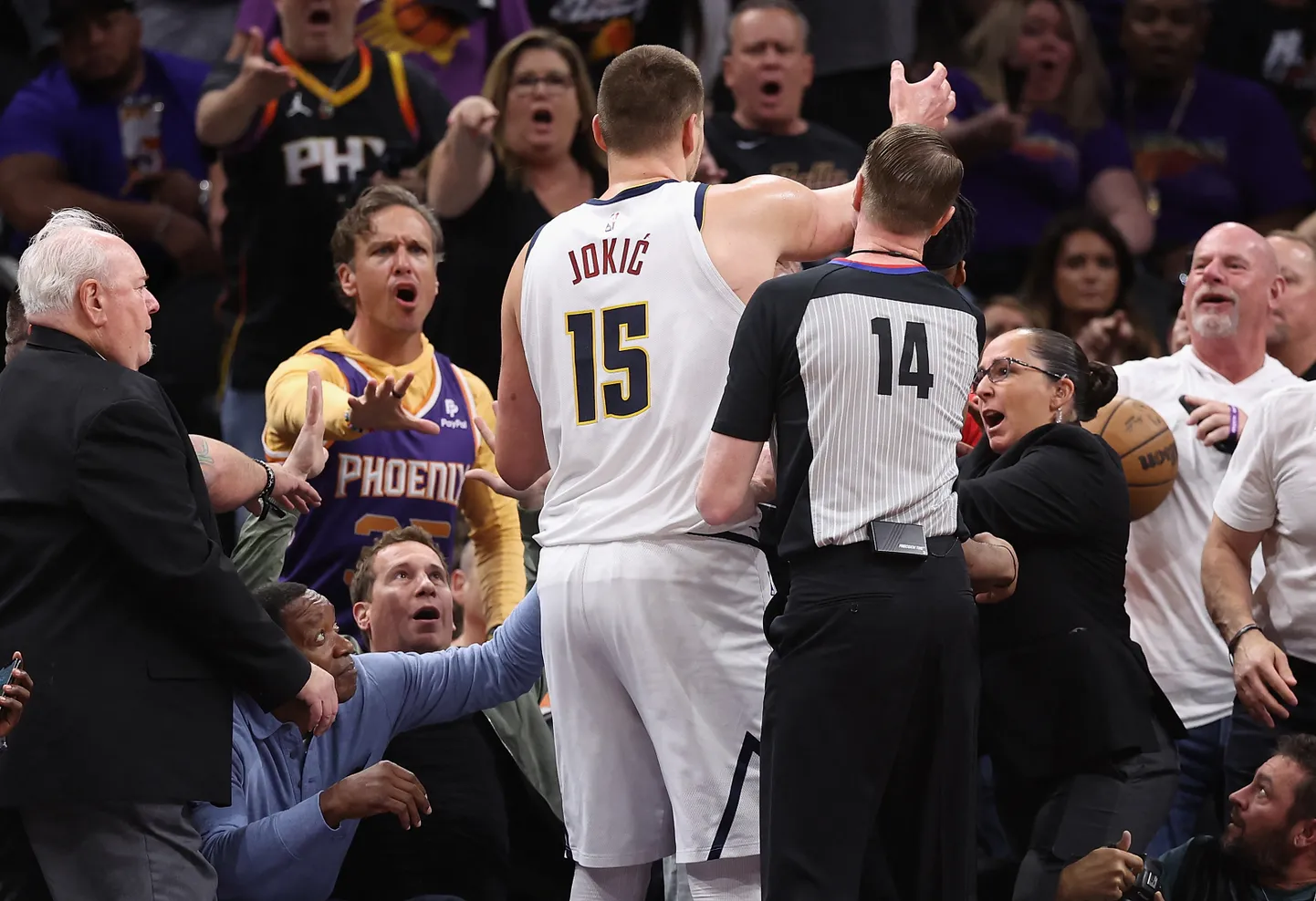 Nikola Jokic (nr 15) vahetult pärast Mat Ishbia lükkamist.