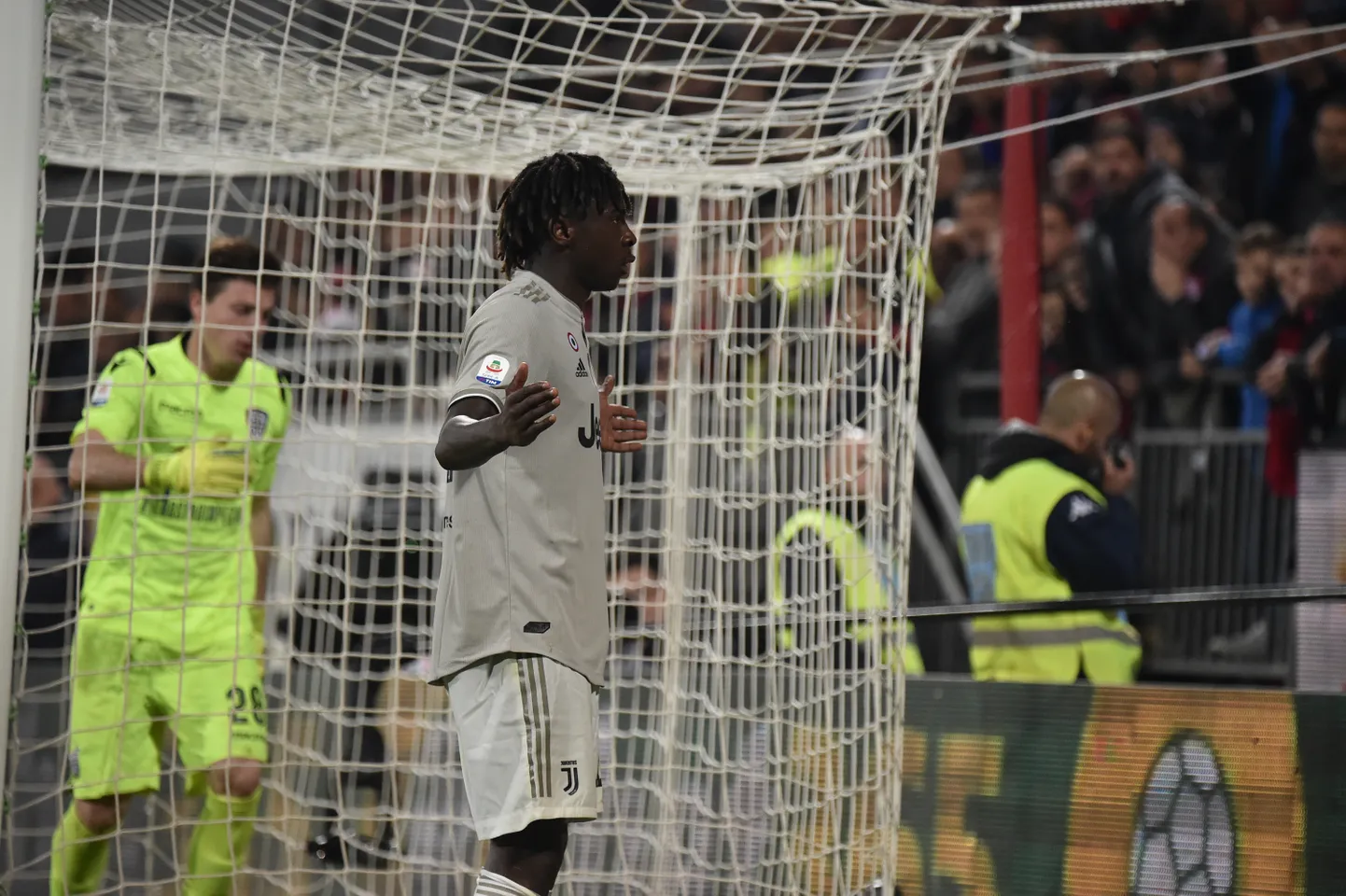 Moise Kean Cagliari publiku ees väravat tähistamas.