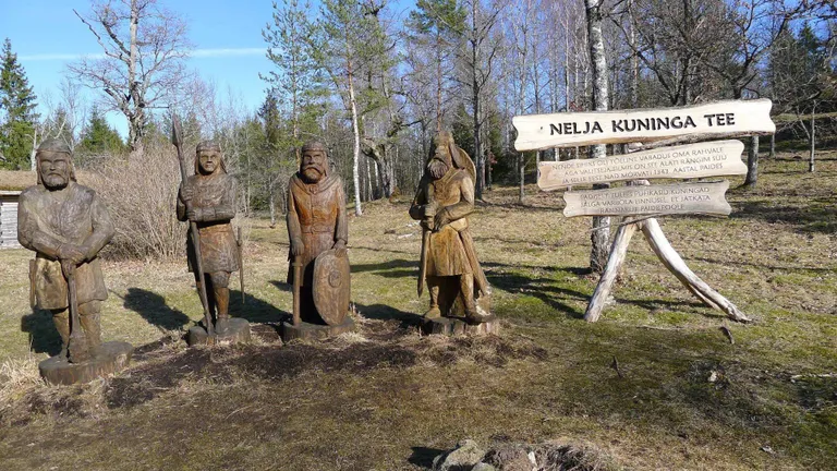 Veel reede päeval olid kõik neli kuju omal kohal. Nüüd on kadunud kõige vasakpoolne nuiaga tegelane.