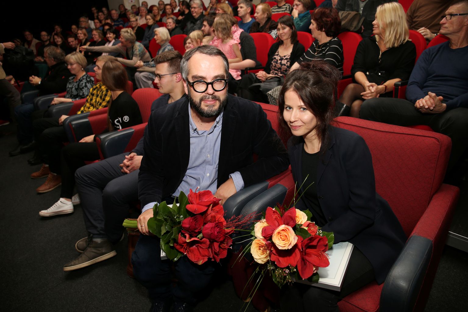 Marek Tamm ja Agne Pilvisto said stipendiumi kätte. Kohe algab Vallo Toomla filmi «Marju Lepajõe. Päevade sõnad» esilinastus.