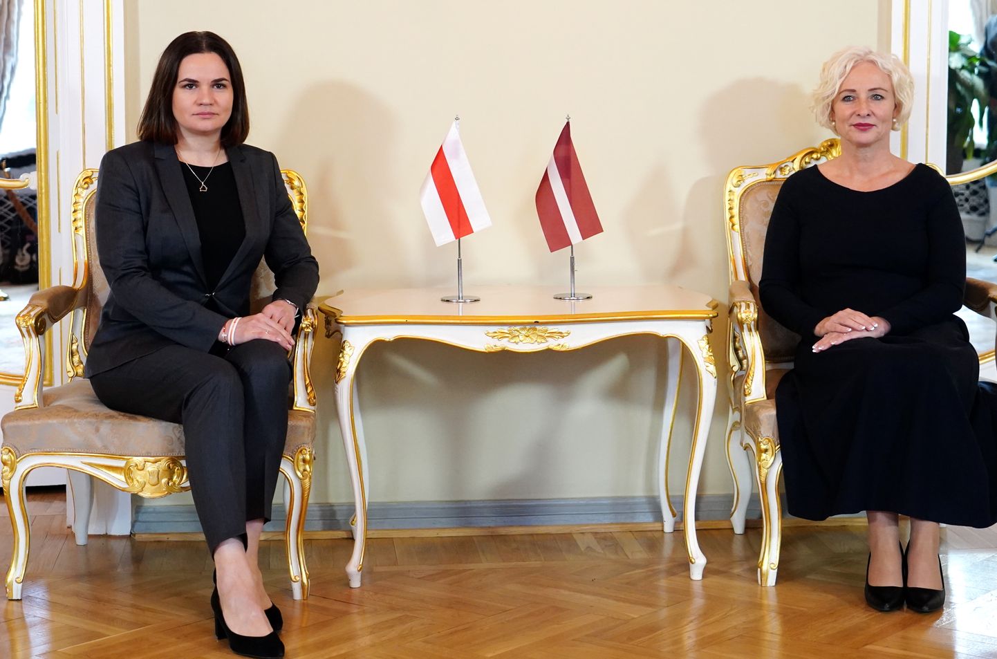 Saeimas priekšsēdētāja Daiga Mieriņa (no labās) un Baltkrievijas demokrātiskās kustības līdere Svjatlana Cihanouska tikšanās laikā Saeimas namā.