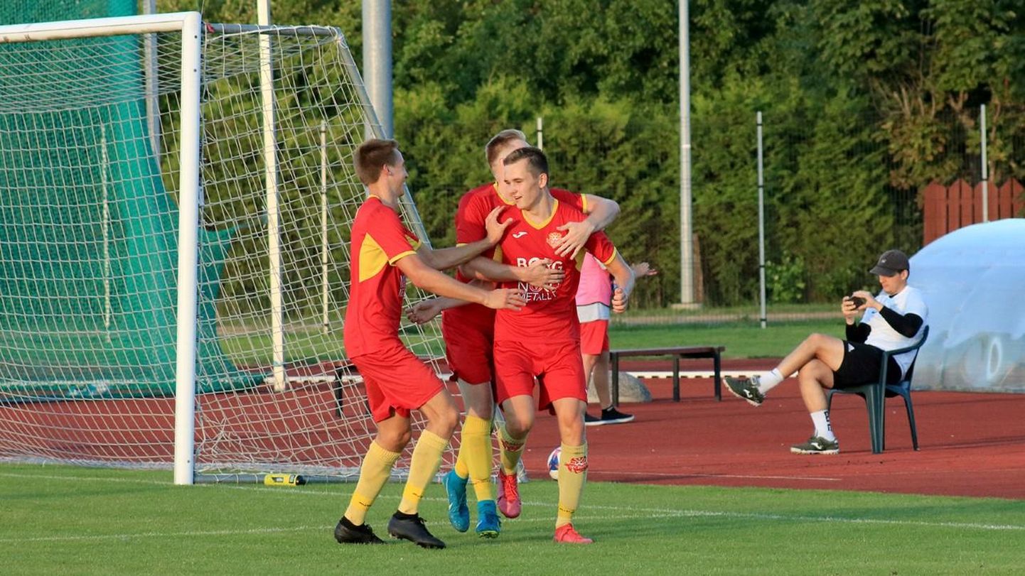 Meeskonnakaaslased õnnitlevad hiljuti 17-aastaseks saanud Andre Väina, kes lõi Heliose eest oma esimese värava.