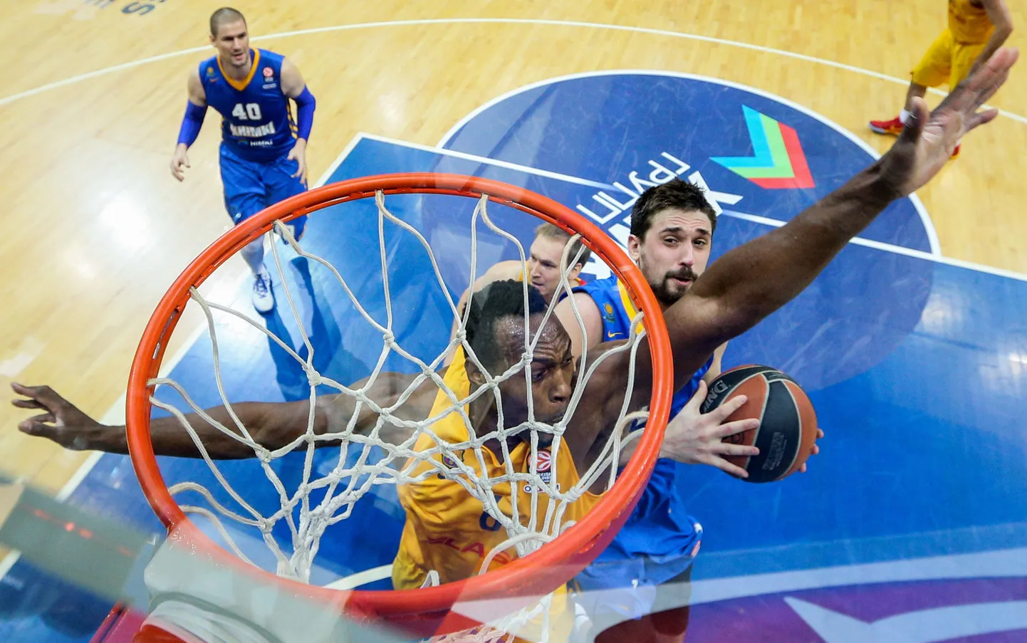 Himki alistas tähtsas mängus Barcelona.