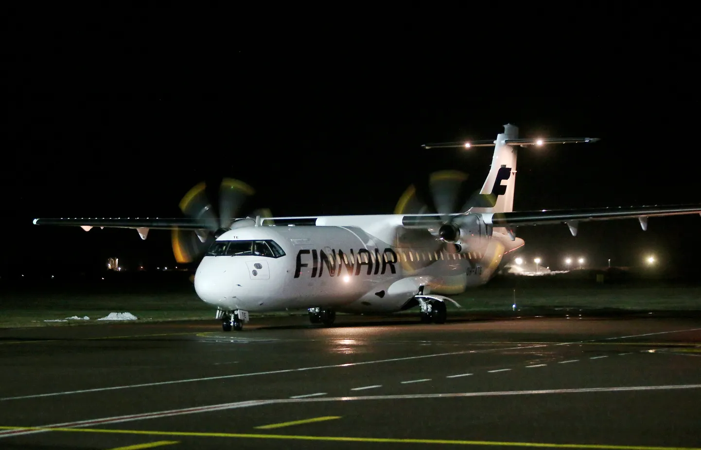 Finnairi lennuk Tartu lennuväljal Ülenurmes.
