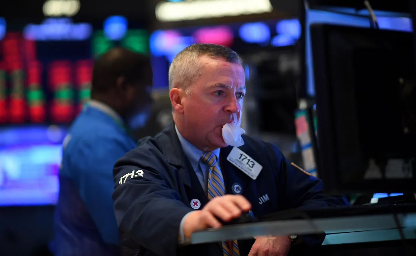 Wall Streeti aktsiakaupleja ei saa kodust töötada ja muretseb oma hingeõhu pärast.