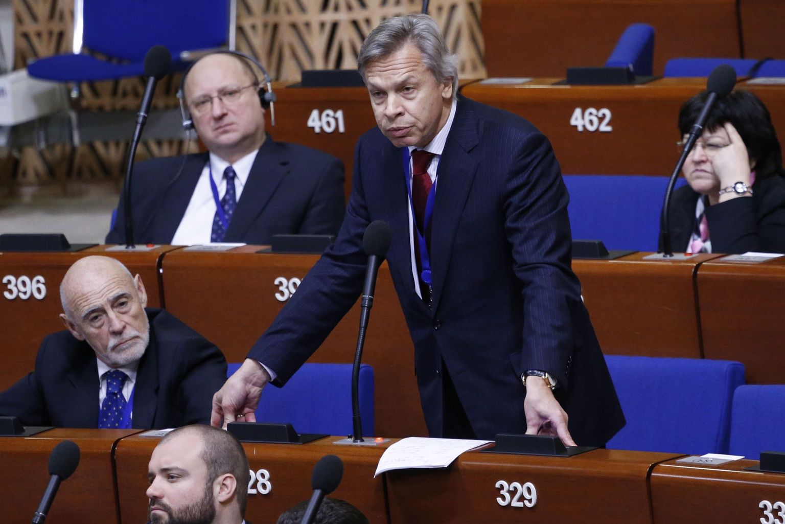 Vene riigiduuma väliskomisjoni esimees Aleksei Puškov on tõusnud istungitesaalis püsti.