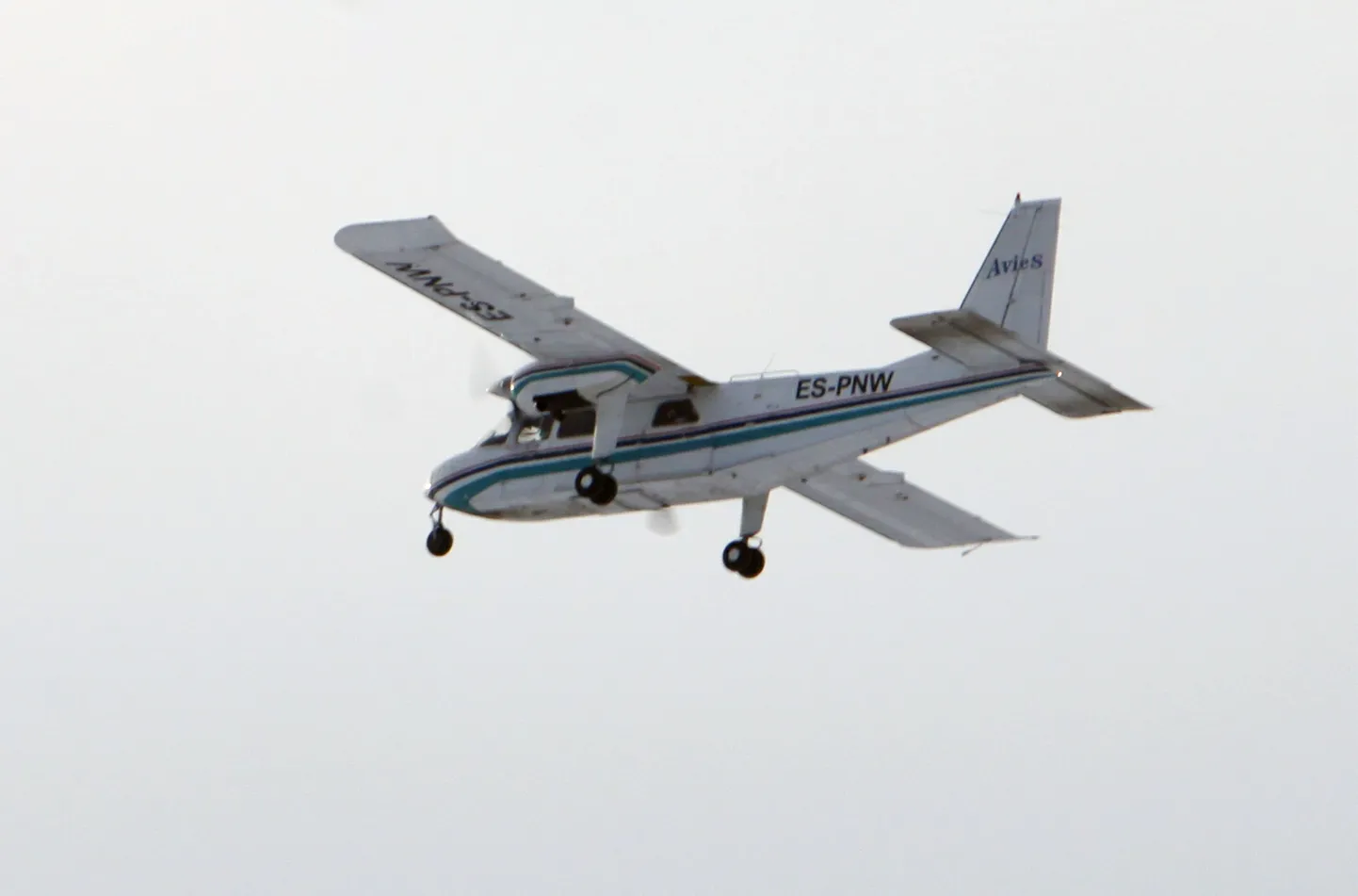 Kihnu ja Pärnu vahel opereerib lende firma Avies.