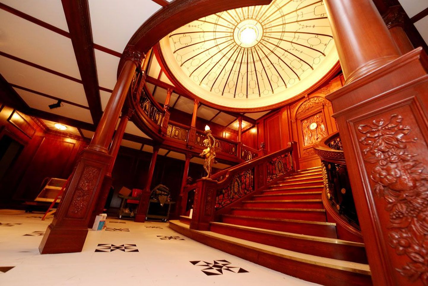 Nagu filmis: Titanicu näituse naelaks on läbi mitme korruse üles ehitatud trepi elusuuruses rekonstruktsioon, mis sai kuulsaks samanimelise filmi kaadritest.