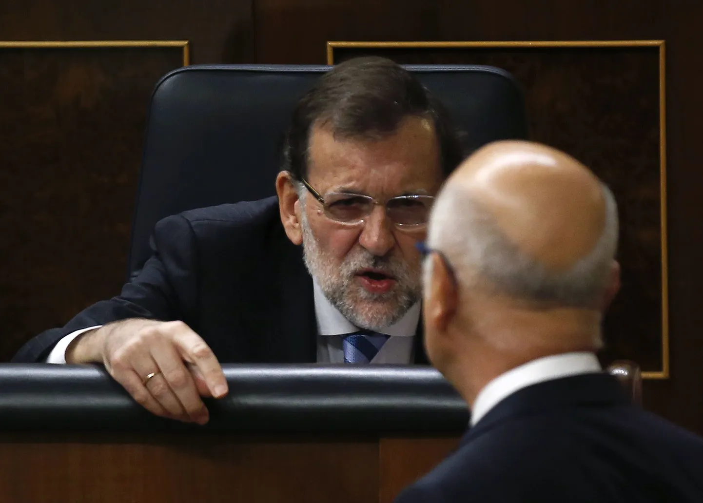 Hispaania peaminister Mariano Rajoy (näoga) vestleb Kataloonia paremtsentristliku erakonna parlamendisaadikuga.