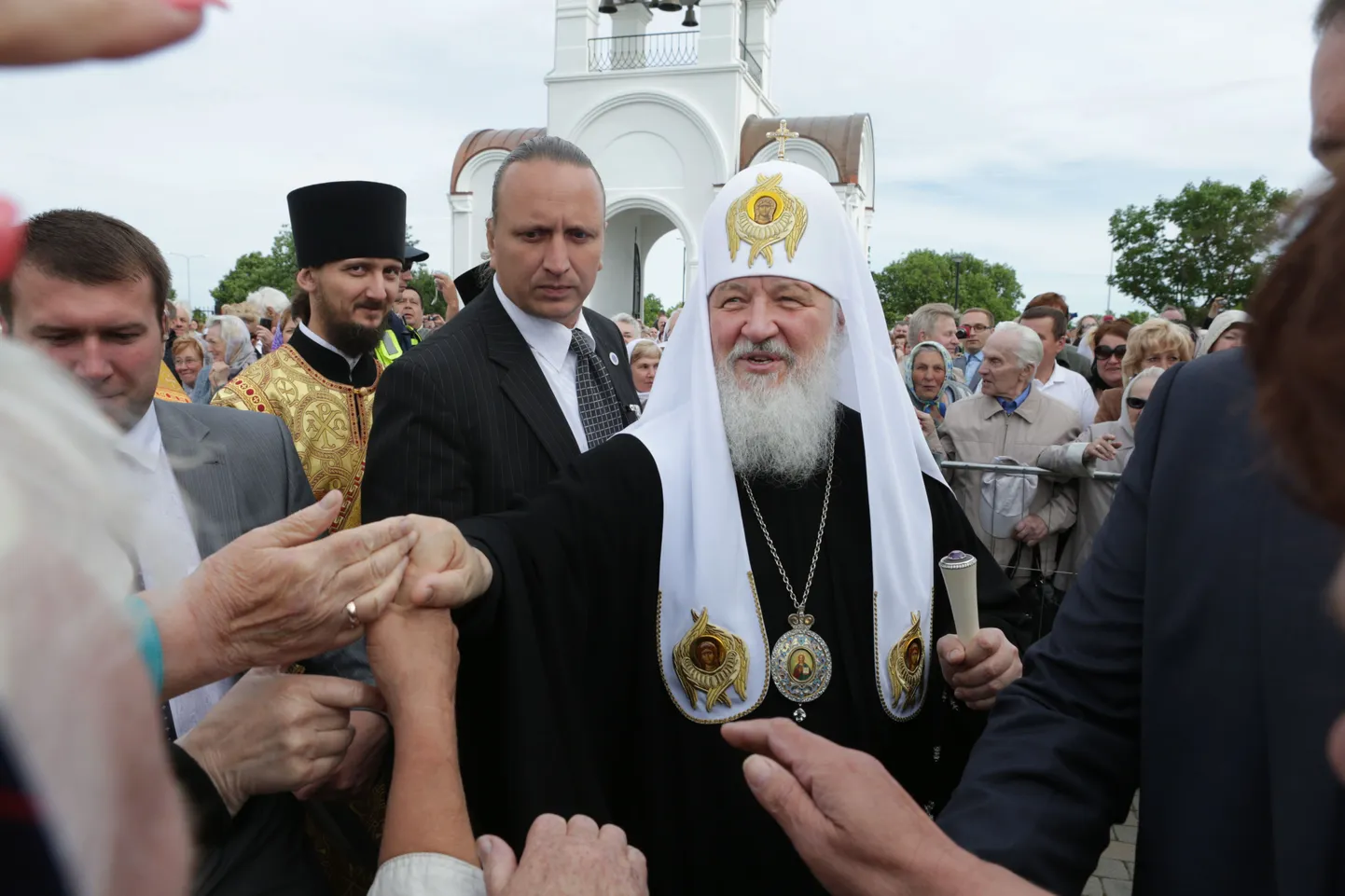 Patriarh Kirill Lasnamäe pühapäeval õigeusu kiriku juures.