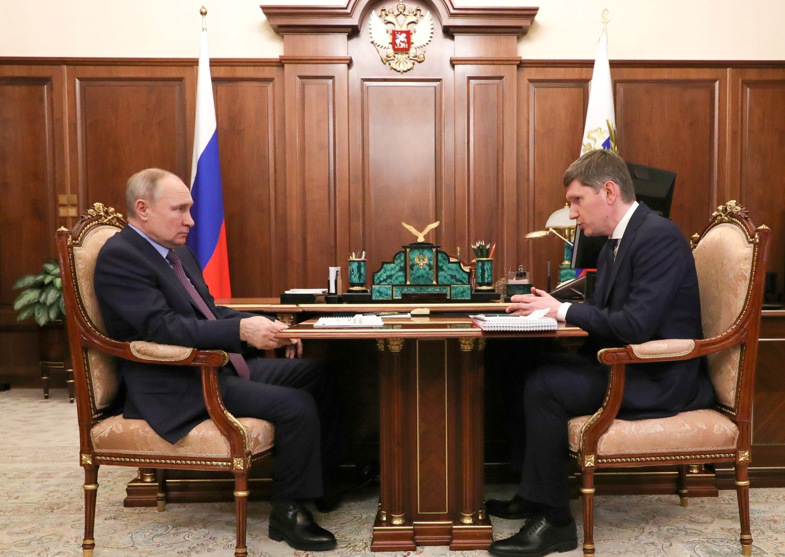Venemaa president Vladimir Putin (vasakul)  ja Vene majandusarenguminister Maksim Rešetnikov (paremal).