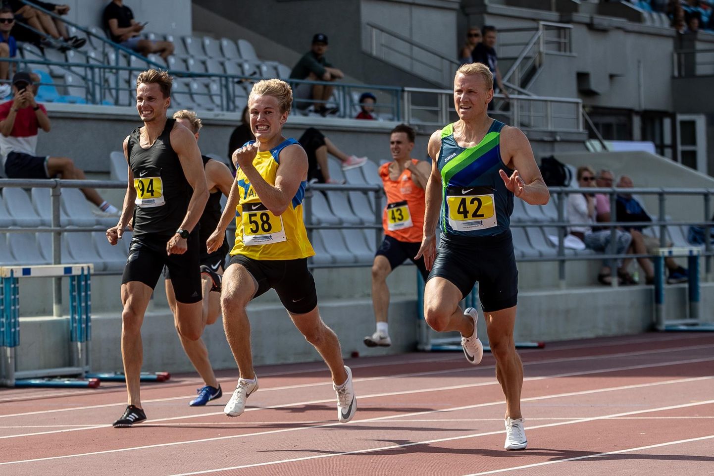 Henri Sai (kollases) triumfeeris 100 meetri jooksus ja oli poole pikemal napilt teine. 