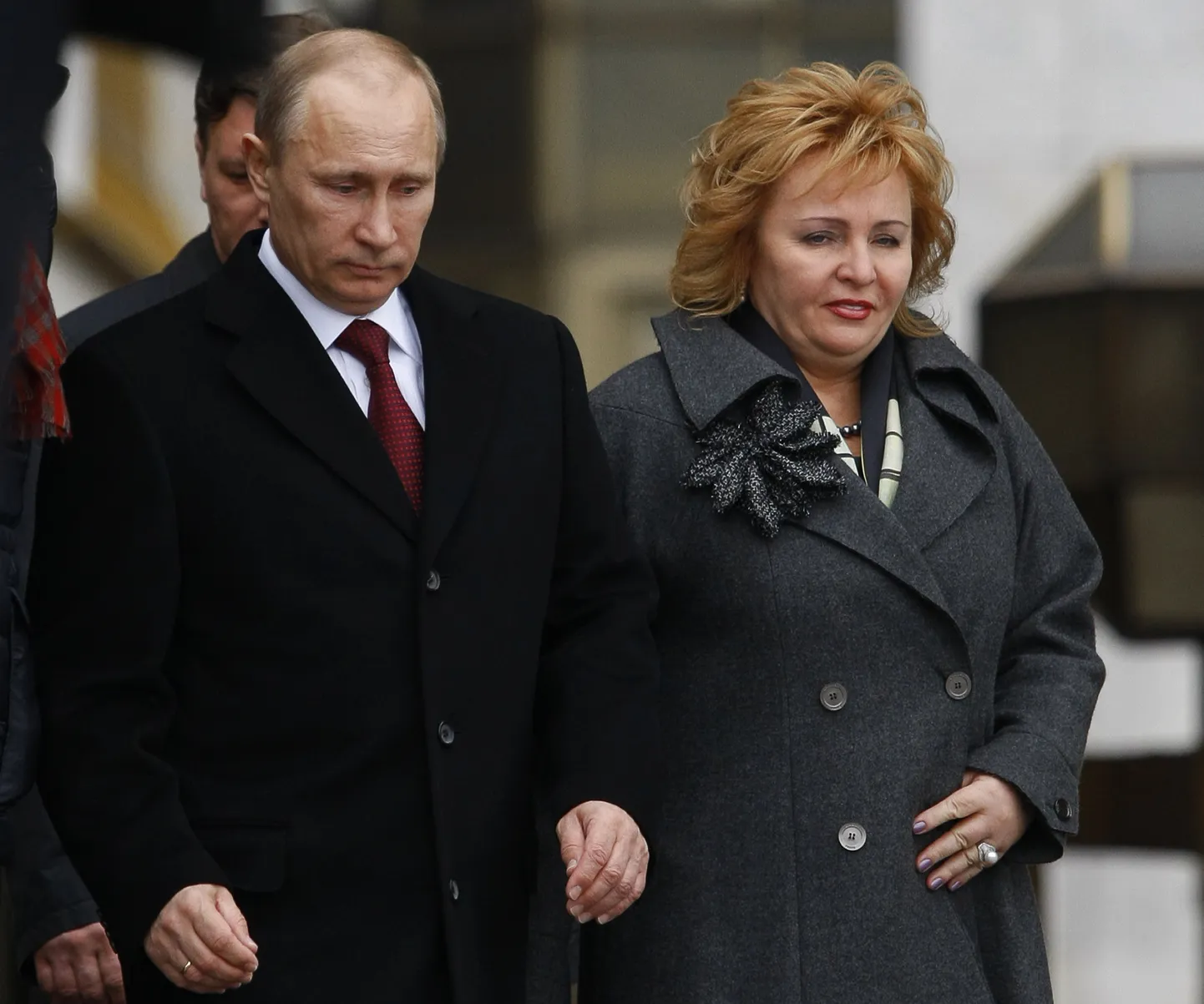 Venemaa peaminister ja presidendikandidaat Vladimir Putin ja ta naine Ljudmilla Putina 4. märtsil 2012 lahkumas Moskvas valimisjaoskonnast