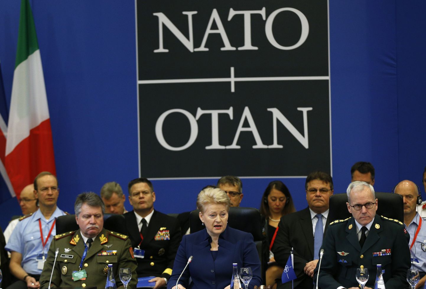 NATO sõjalise komitee istung Vilniuses 20. septembril 2014. Vasakult Leedu kaitseväe juhataja kindral Jonas Vytautas Zukas, Leedu president Dalia Grybauskaite ja NATO sõjalise komitee esimees kindral Knud Bartels.