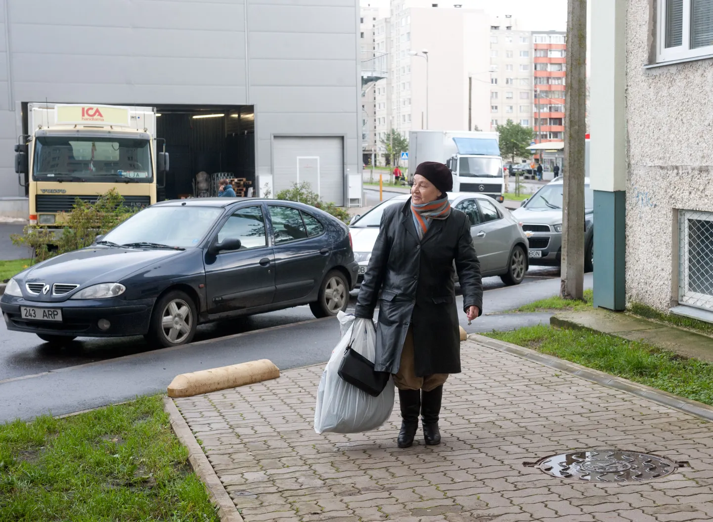 Ümera 2 maja elaniku Maria Klepinina aknad on otse vastu Maxima tagaust ning ning müra eest ei kaitse teda ei klaaspaketid ega soojustatud seinad.