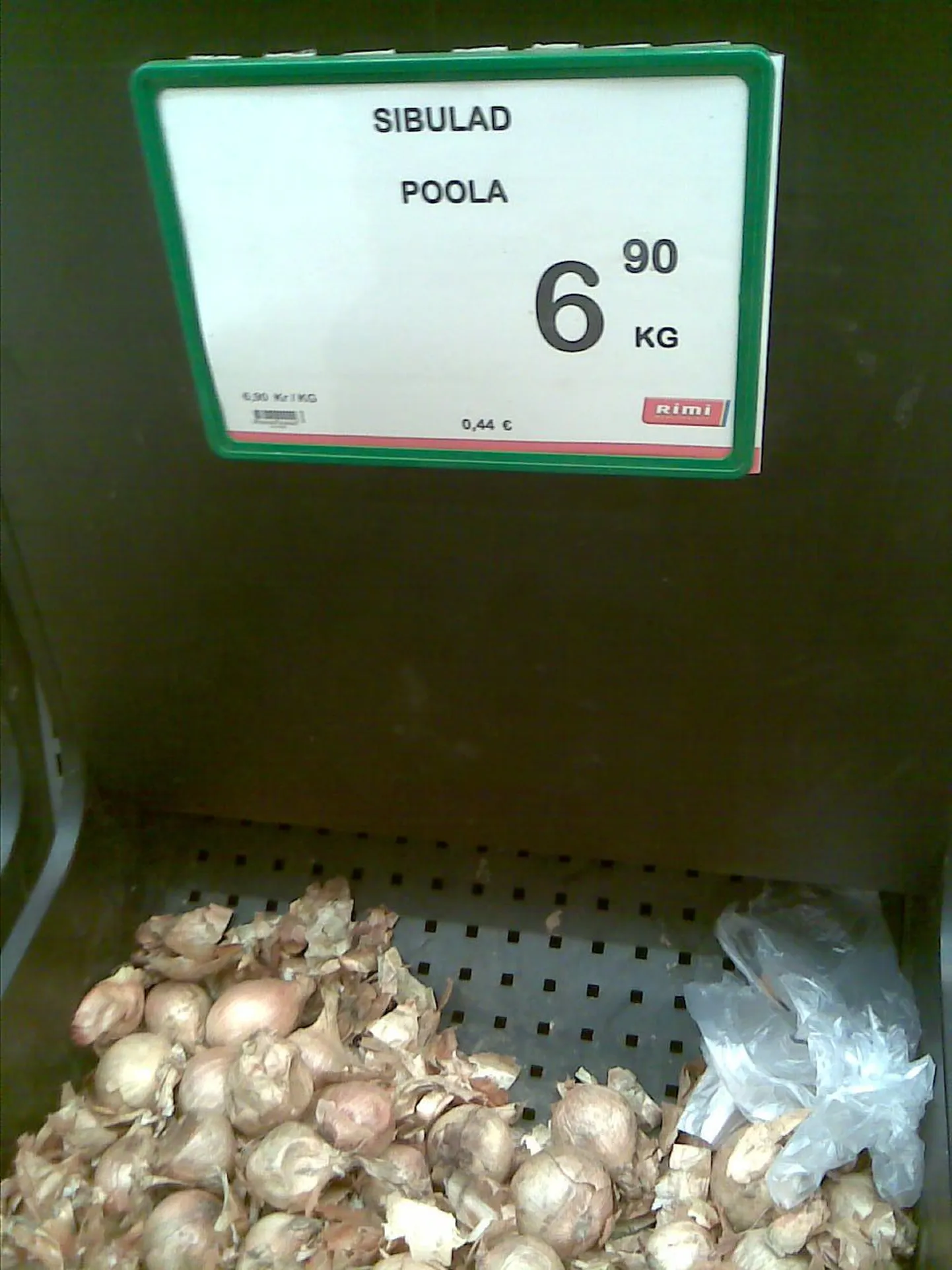 Riknenud sibulad kaupluseletil.