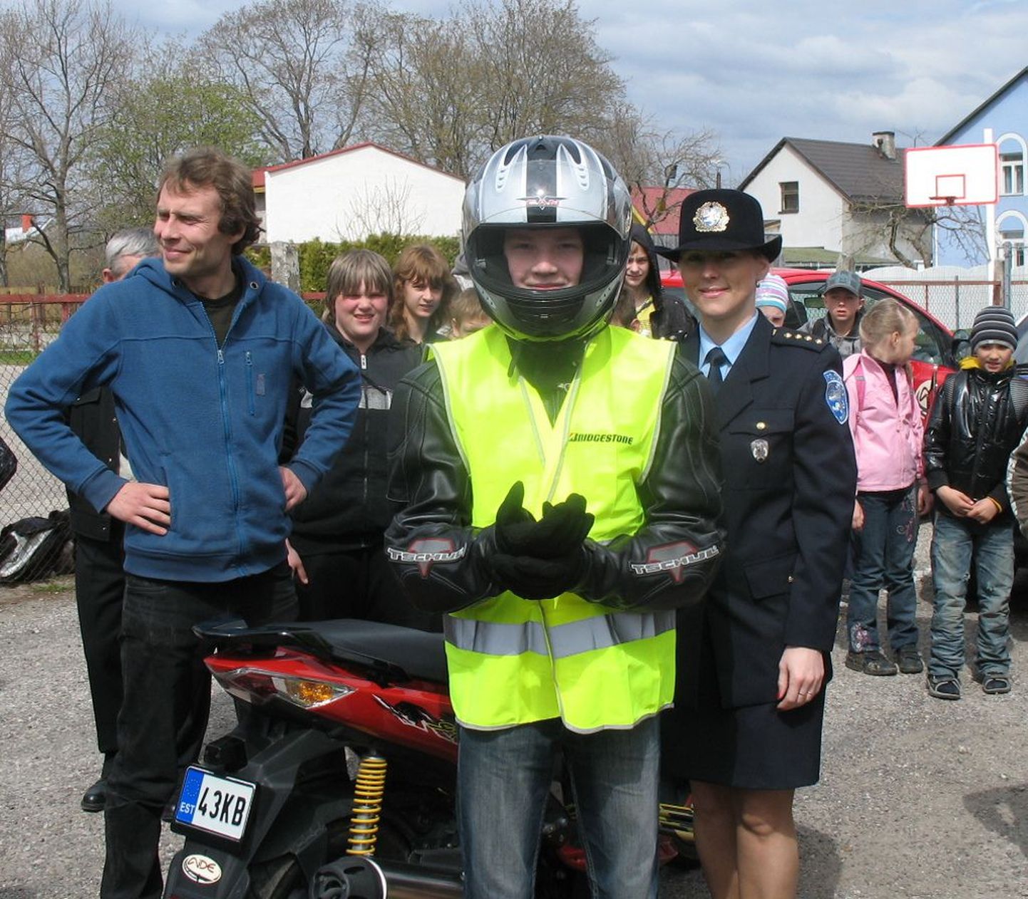 Politsei ja Aide autokool õpetavad noori mopeedijuhte viisipäraselt liiklema.