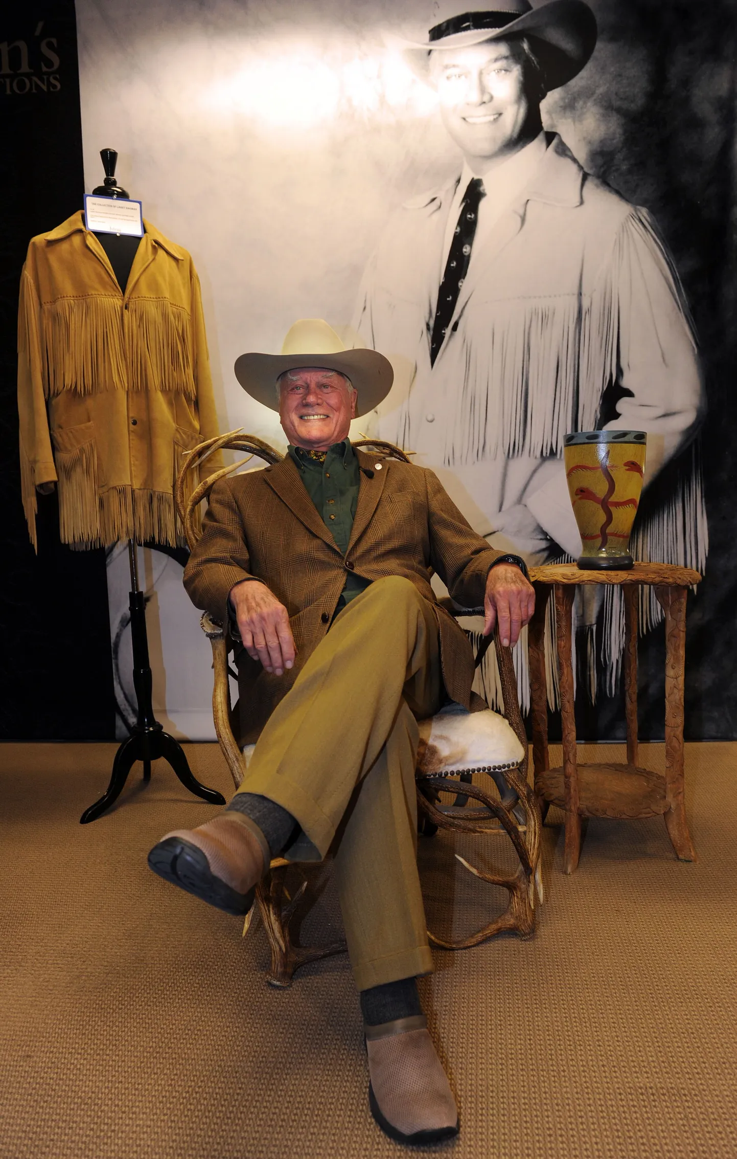 Larry Hagman poseerimas talle kuulunud asjade keskel