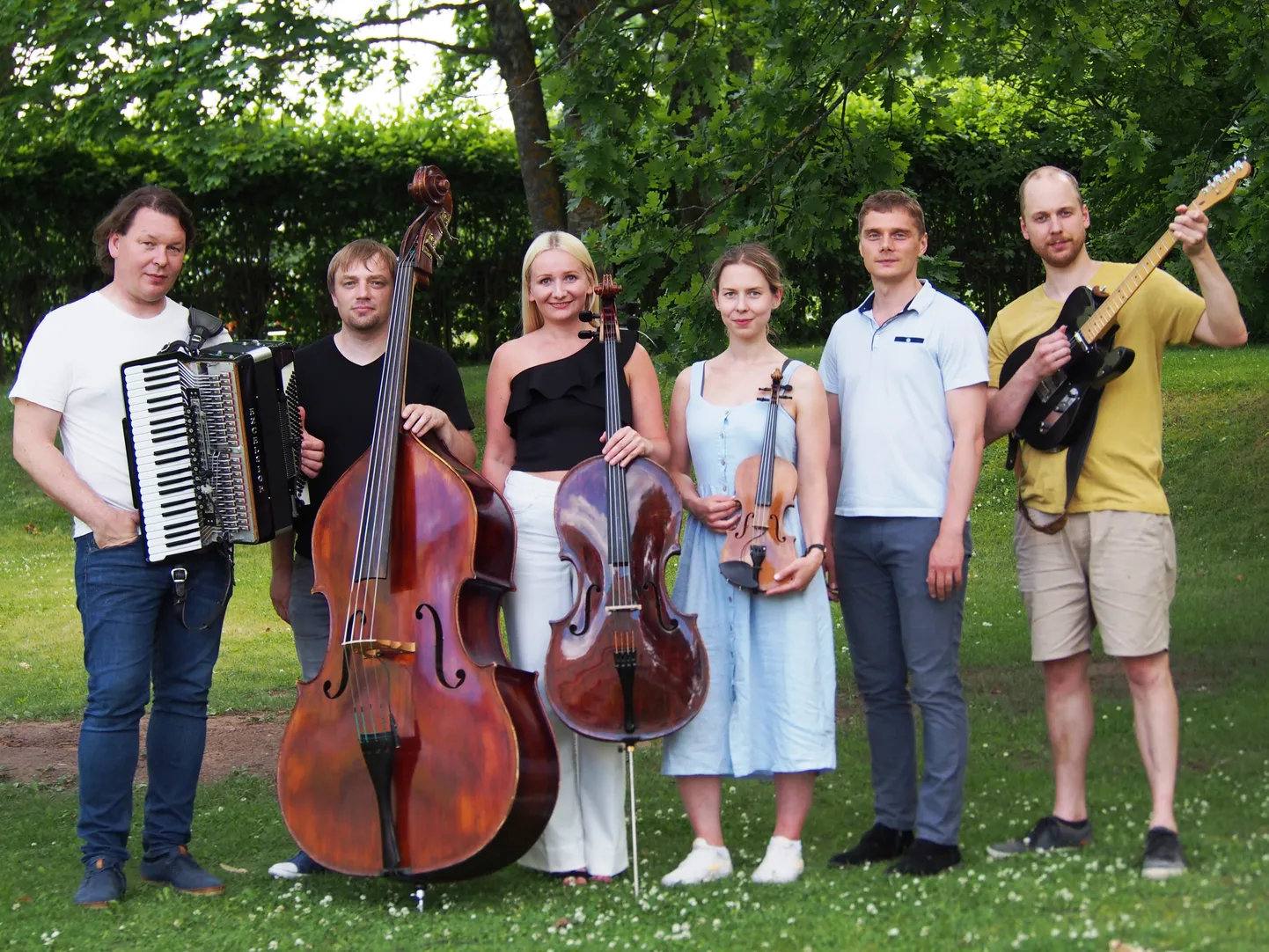 Ansambel koosseisus (vasakult) Jaak Lutsoja, Andres Alaru, Olja Raudonen, Liis Lutsoja, Margus Riimaa ja Marvin Mitt.