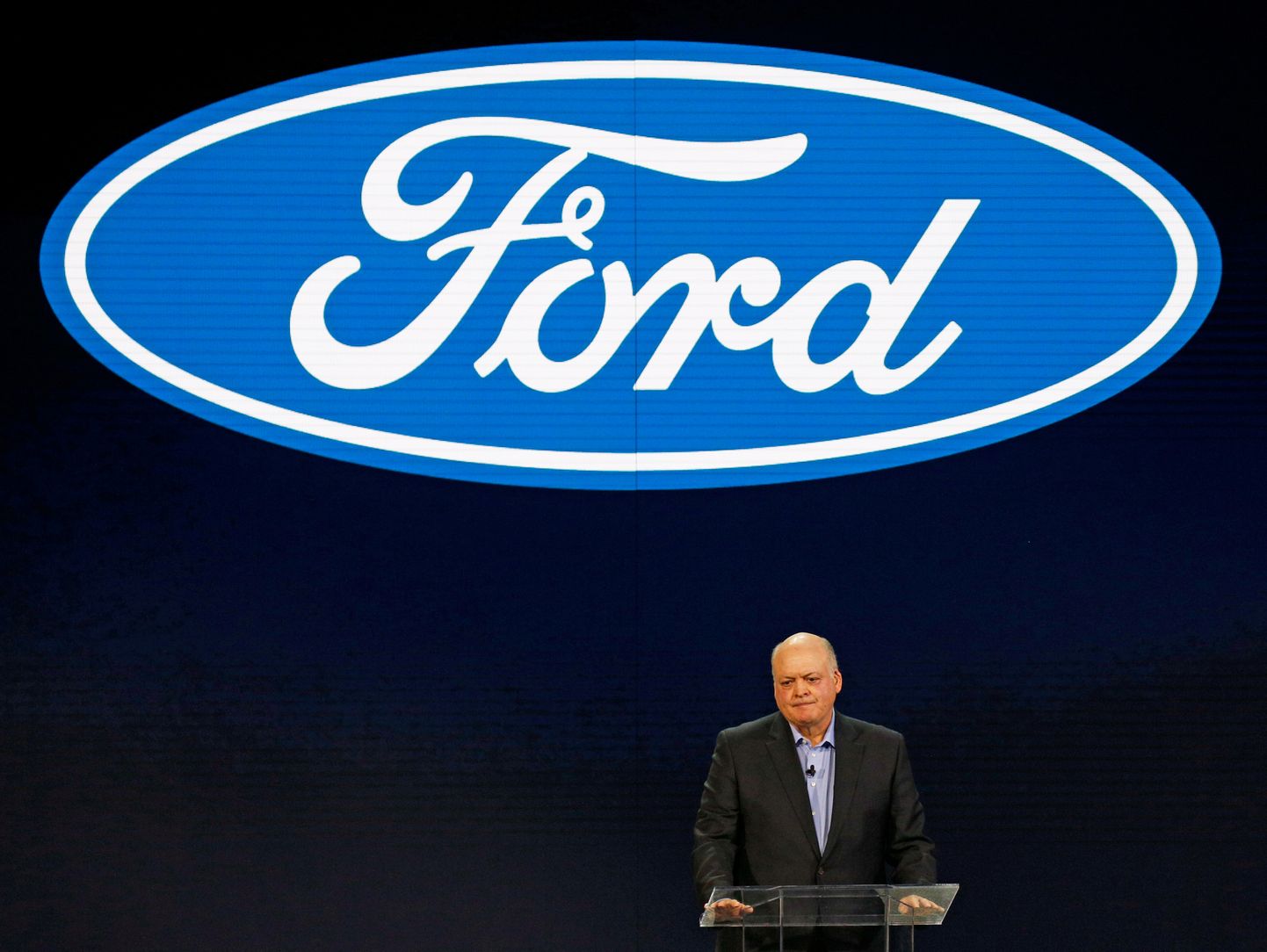 FILE PHOTO:    Jim Hackett (L), President and CEO of Ford Motor Company, speaks at the Ford press preview at the North American International Auto Show in Detroit, Michigan, U.S., January 14, 2018. REUTERS/Brendan Mcdermid/File Photo