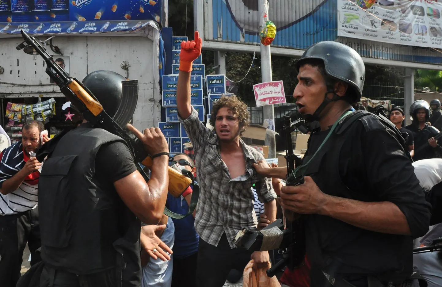 Morsi toetajate kahe suure laagri laialiajamisel sai kolmapäeval Kairos surma vähemalt 149 inimest.