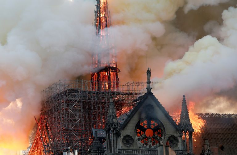 Tulekahju Pariisi Jumalaema kirikus.