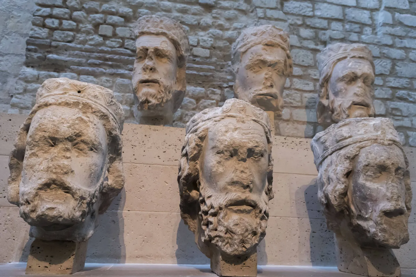 Cluny muuseum Pariisis avas näituse, mis keskendub Notre-Dame katedraali skulptuuridele. Näitus tutvustab katedraali ajaloolisi skulptuure, mis on osa hoone rikkalikust kultuuripärandist ja ajaloost.