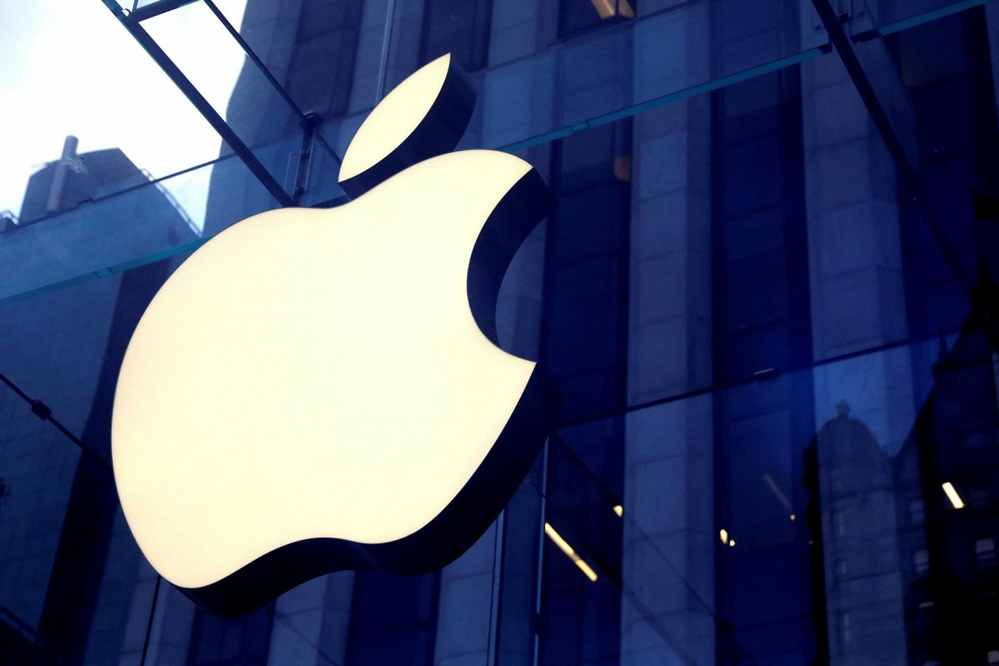 Apple'i logo New Yorgi esinduspoel. Tehisintellekti lahenduste poolest on mobiilimaailma suurtegija teistest praegu maha jäänud, kuid suuri uudiseid loodetakse 10. juunil toimuval arendajate konverentsil.