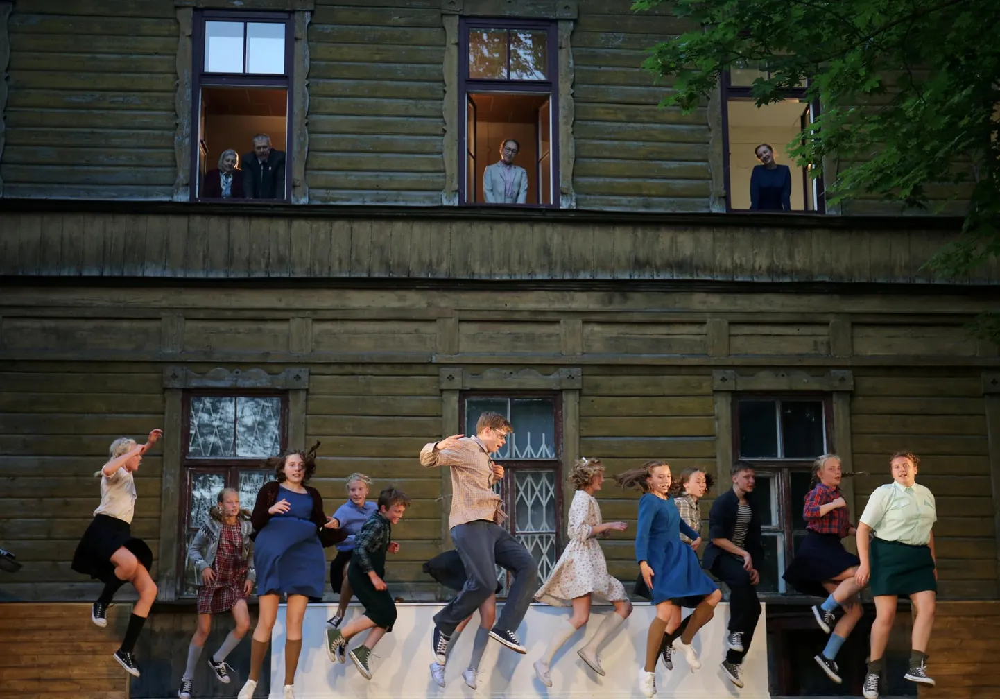 Näitetrupis on kutselised näitlejad Leila Säälik (Kadri vanaema, ülal vasakult), Riho Kütsar (Kadri isa), Külliki Saldre (õpetaja) ja Marika Barabanštšikova (kirjanik Elsa Sarap) ning 13 koolinoort. Staadioni 48 maja taga etendatava lavastuse liikumise on seadnud Heili Lindepuu.