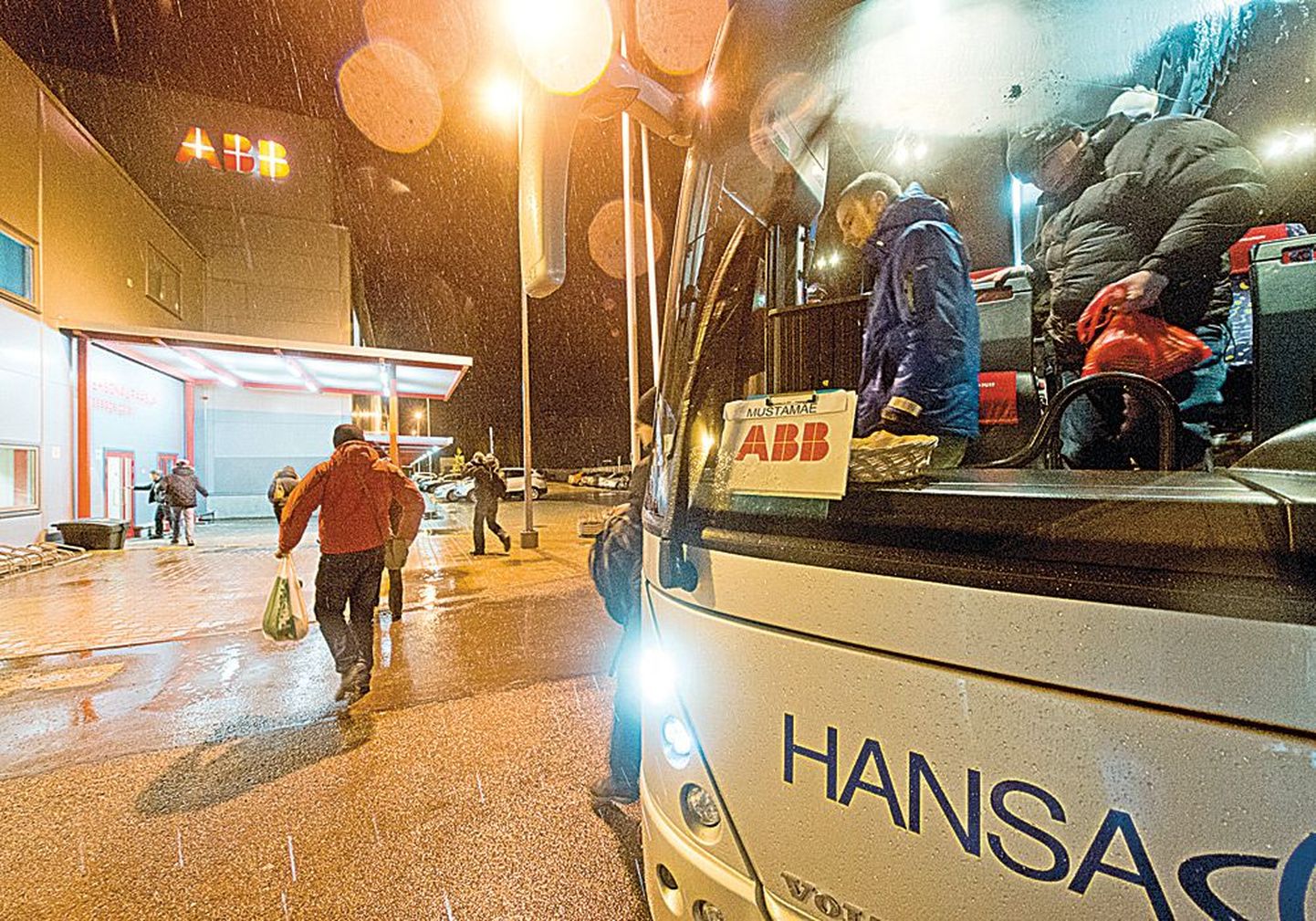 Арендованные предприятием АВВ автобусы каждый день привозят на заводы, расположенные в городе Юри в волости Раэ, 600-700 работников, проживающих в спальных районах столицы, а вечером отвозят их домой.