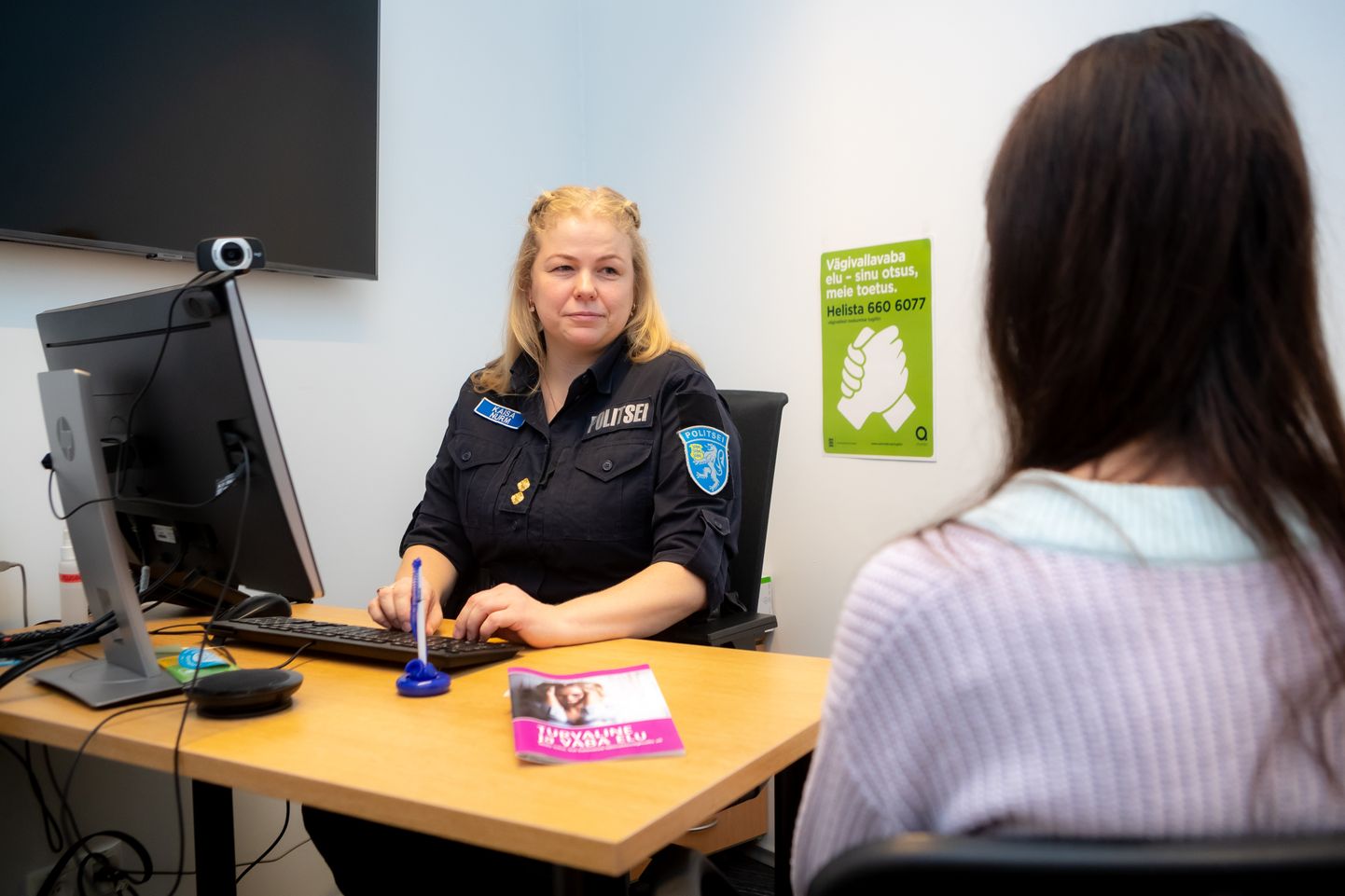 POLITSEID KARTA EI TOHIKS: Piirkonnapolitseinik Kaisa Nurm julgustab lapsi ja noori politseilt abi küsima.