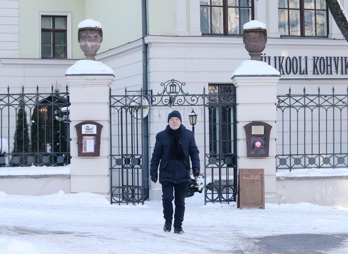 Jüri Talvet suundub Ülikooli kohviku juurest peahoonesse.