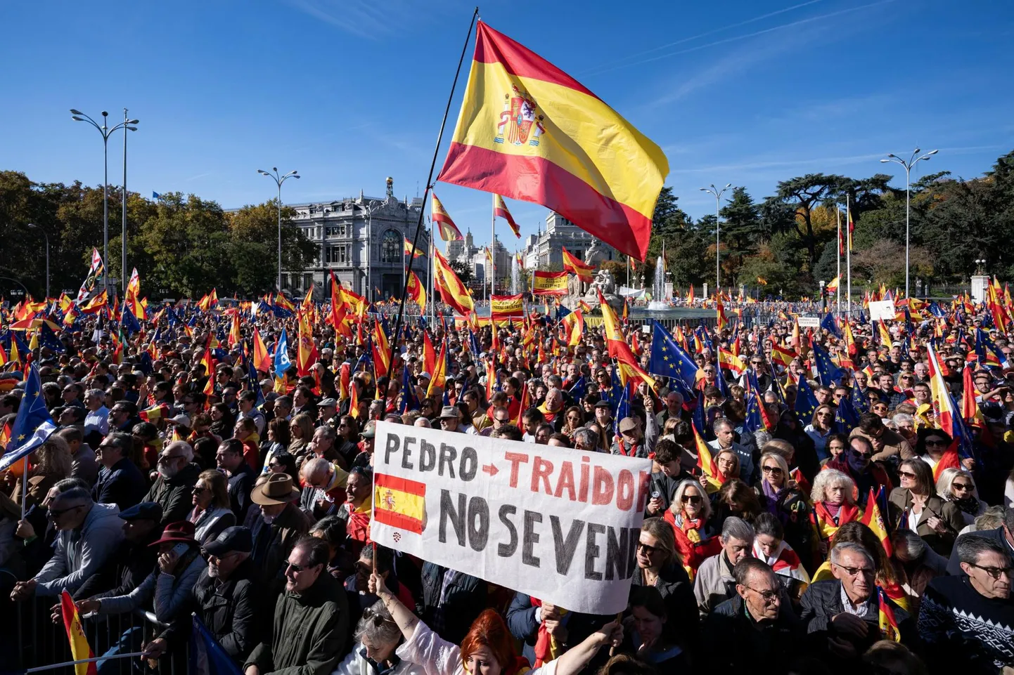 Laupäevane meeleavaldus Kataloonia iseseisvuslastele amnestia andmise vastu tõi Madridis Cibelese väljakule kokku kümneid tuhandeid inimesi. Plakat esiplaanil nimetab sotsialistist peaministrit Pedro Sánchezt reeturiks ja kuulutab, et Hispaania pole müügiks.