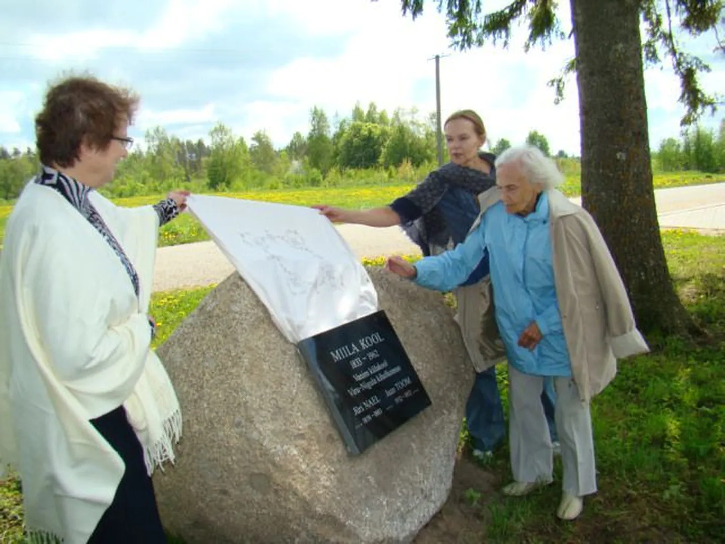 Meeli Müller (vasakul) Miila kooli mälestuskivi avamisel 2012. aastal.